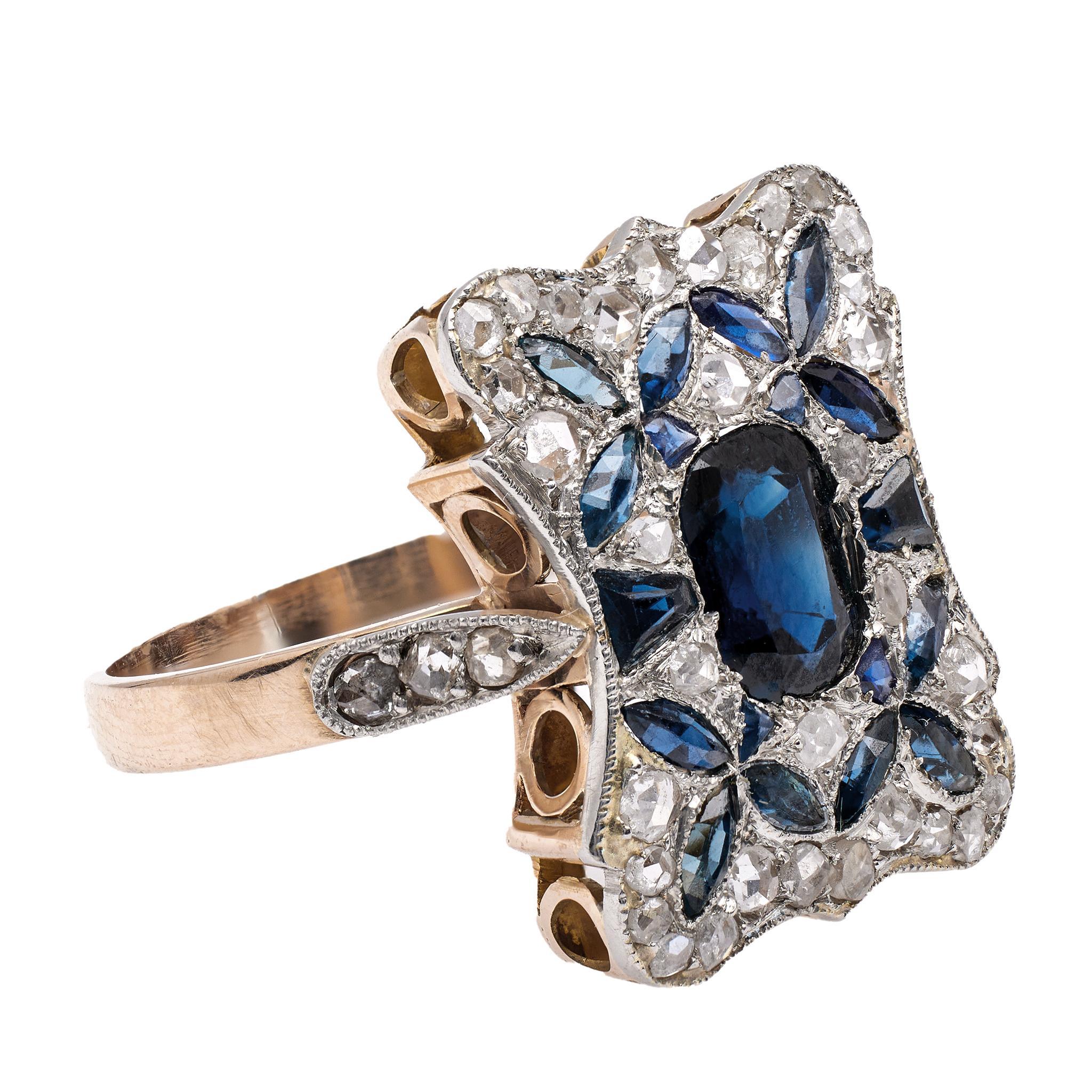 Art Deco Saphir und Diamant Platin 18k Rose Gold Dinner Ring. Mit einem Saphir im Kissenschliff mit einem Gewicht von etwa 0.75 Karat. Akzentuiert durch 18 Saphire im Kaliberschliff mit einem Gesamtgewicht von ca. 0,75 Karat und 40 Diamanten im
