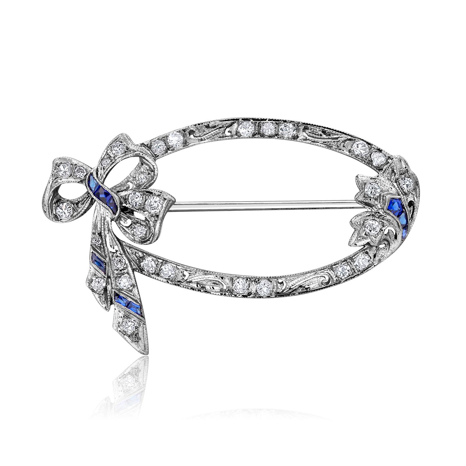 Art Deco Saphir-Diamant-Platin-Brosche mit handgravierter Maserschleife 1,30 Zoll im Angebot 1