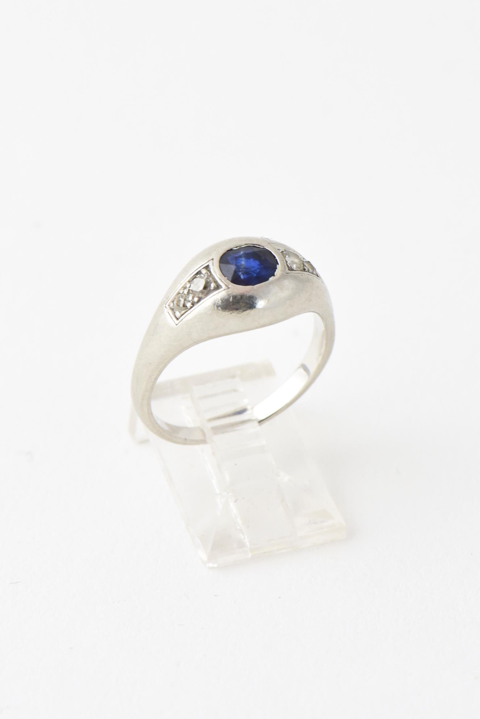 Art-Deco-Ring aus Platin mit einem ovalen Saphir, der auf jeder Seite mit zwei Diamanten besetzt ist. US Größe 7.25; kann angepasst werden. Säuretests Platin, unmarkiert. Das ungefähre Gewicht der Steine beträgt 0,50 Karat für den Saphir und 0,16
