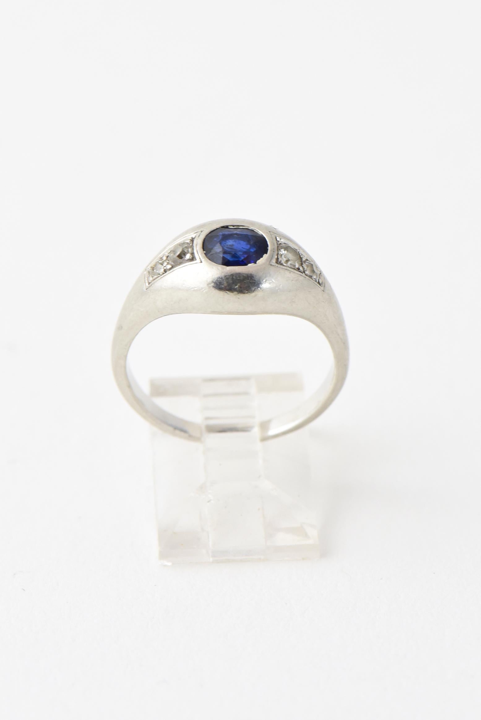 Round Cut Art Deco Sapphire and Diamond Platinum Ring For Sale