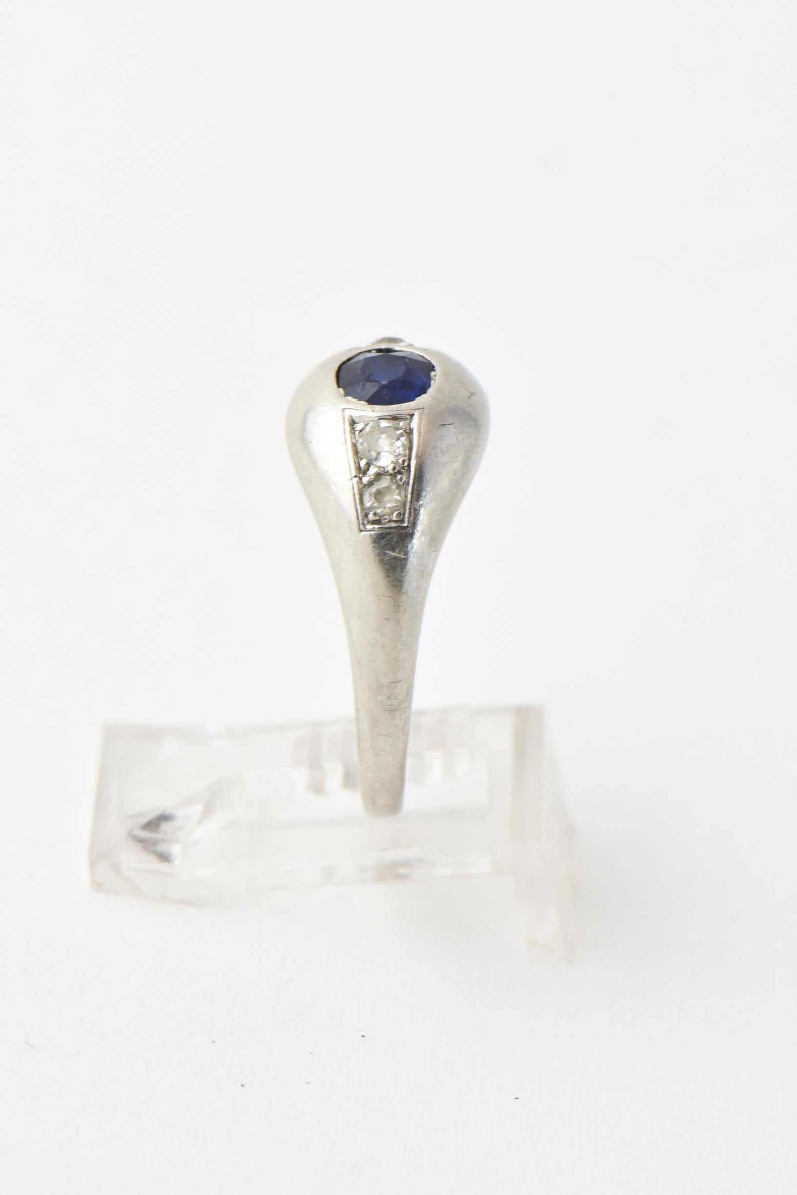 Art Deco Sapphire and Diamond Platinum Ring In Good Condition For Sale In Miami Beach, FL
