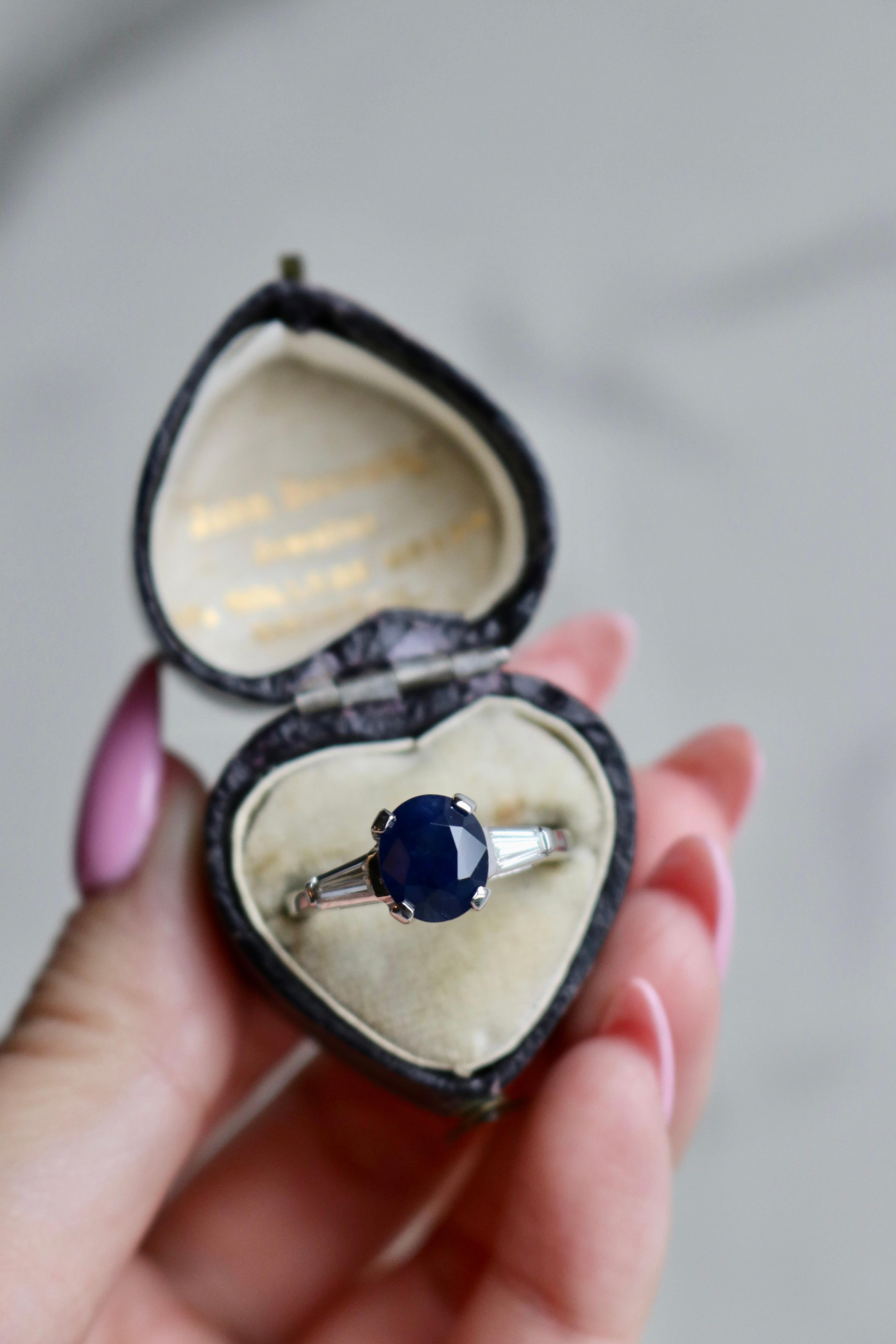 Art Deco Sapphire and Diamond Platinum Ring For Sale 1