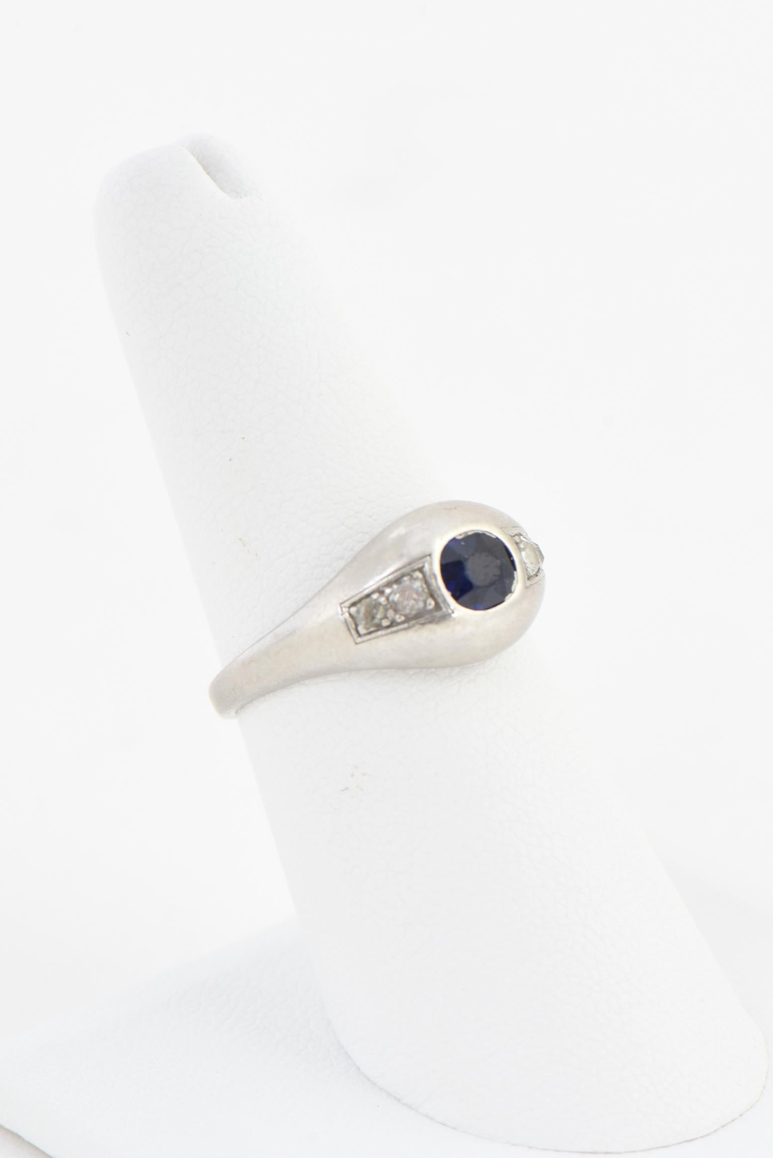 Art Deco Sapphire and Diamond Platinum Ring For Sale 2