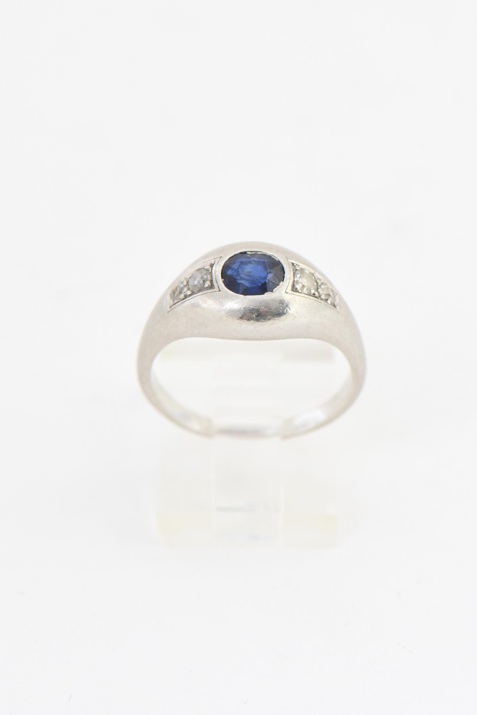 Art Deco Sapphire and Diamond Platinum Ring For Sale 3