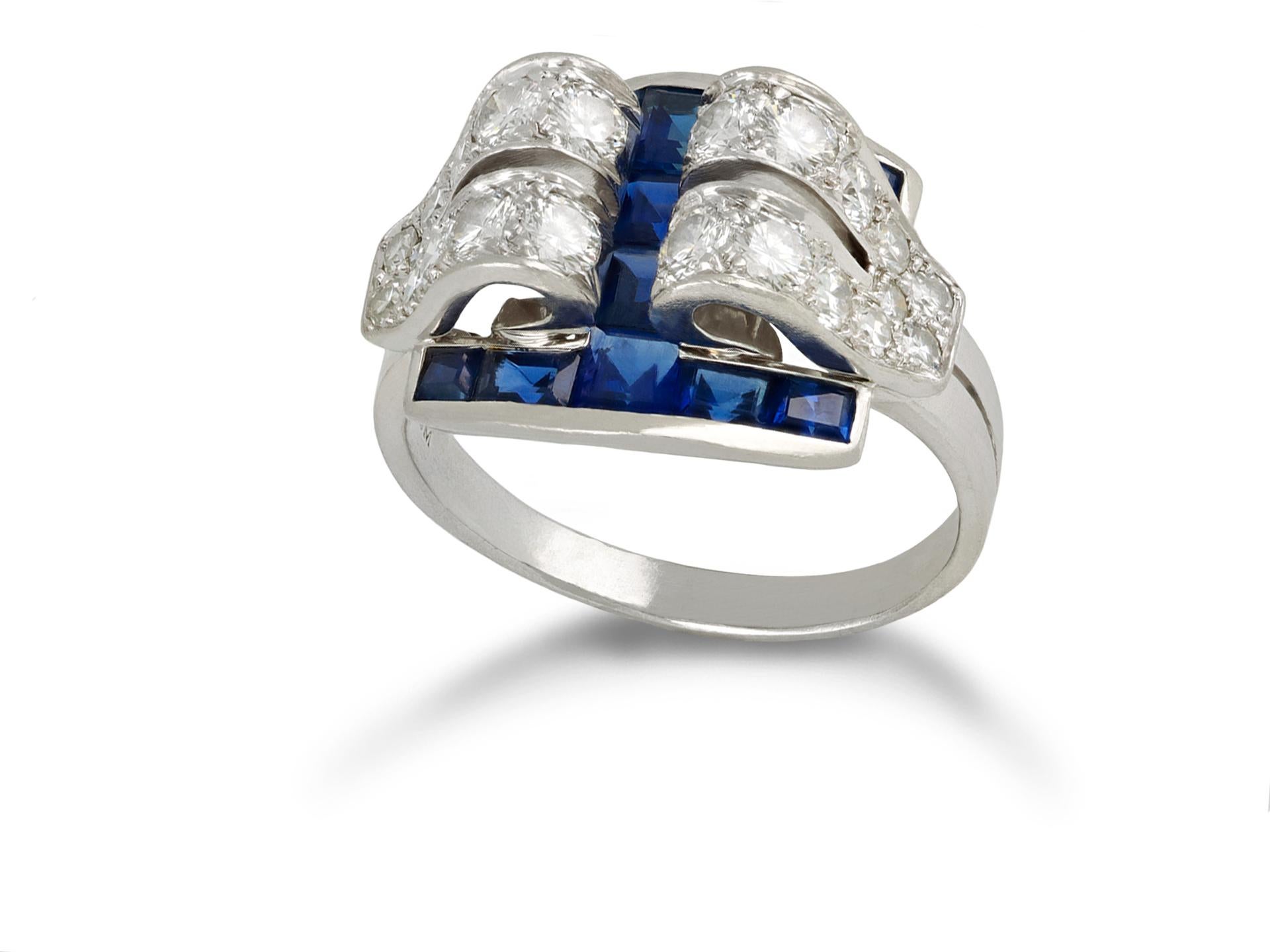 Anello Art Deco con zaffiro e diamanti di Tiffany & Co. Con dodici zaffiri quadrati taglio baguette naturali non valorizzati in montature a canale rubover aperte sul retro per un peso complessivo di circa 1,20 carati, dodici diamanti rotondi taglio