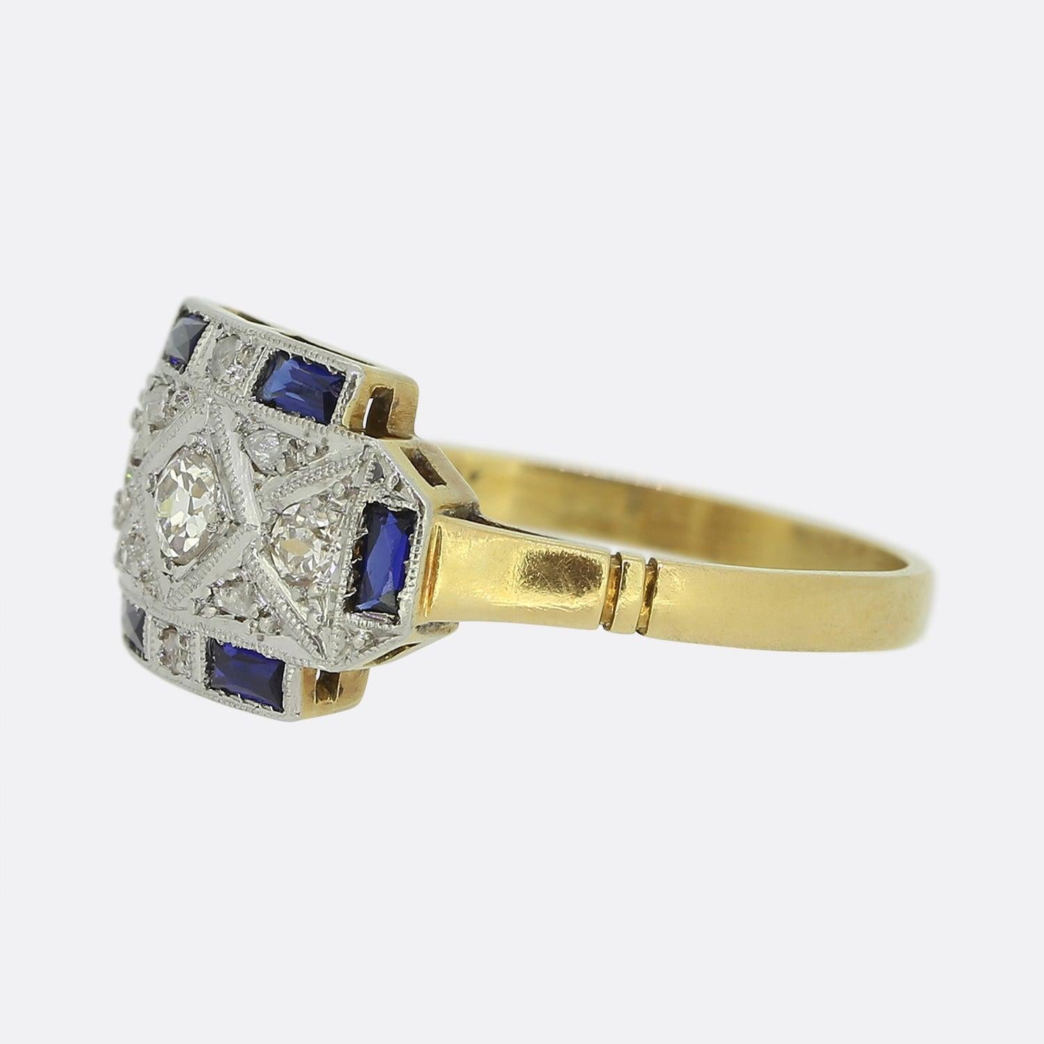 Hier haben wir einen originalen Art-Deco-Ring mit Saphir und Diamant. Dieses Stück ist in der Mitte mit Diamanten im Alt- und Rosenschliff besetzt und mit blauen Saphiren im Rechteckschliff eingefasst. Das Band ist aus 18 Karat Gelbgold mit einer