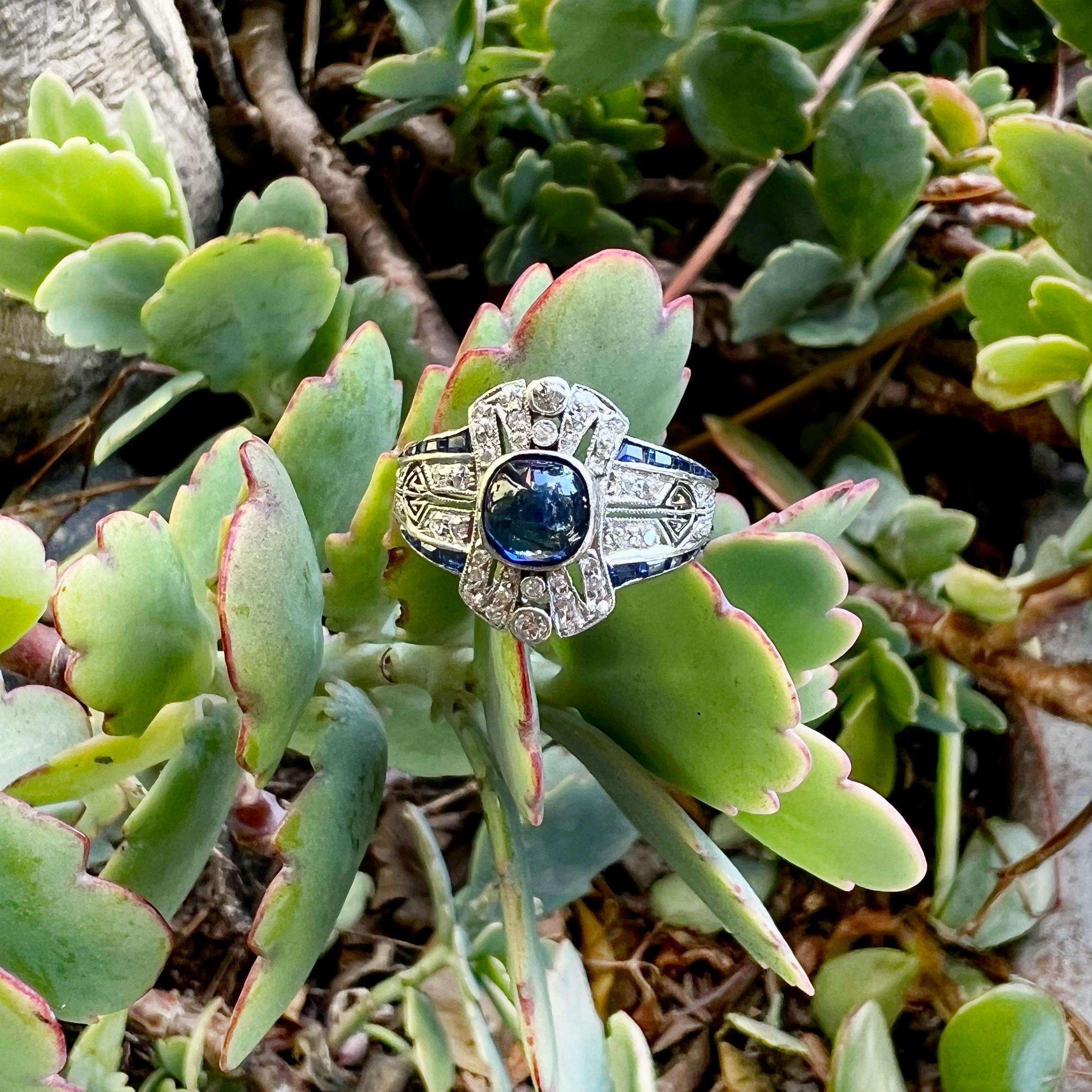 Art Deco Sapphire 1.0 carat and Diamond Ring Set in Platinum Circa 1920's In Good Condition For Sale In Berkeley, CA