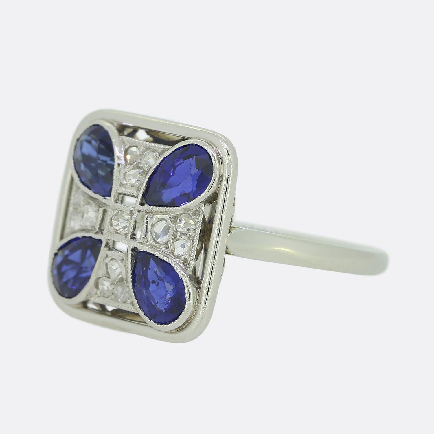 Hier haben wir einen wunderschönen Art Deco Saphir- und Diamantring. Der Kopf dieses einzigartigen Stücks wurde in die Form eines  ein Quadrat und zeigt mehrere Schichten auf einer offenen Struktur. Vier wunderschön tief getönte birnenförmige