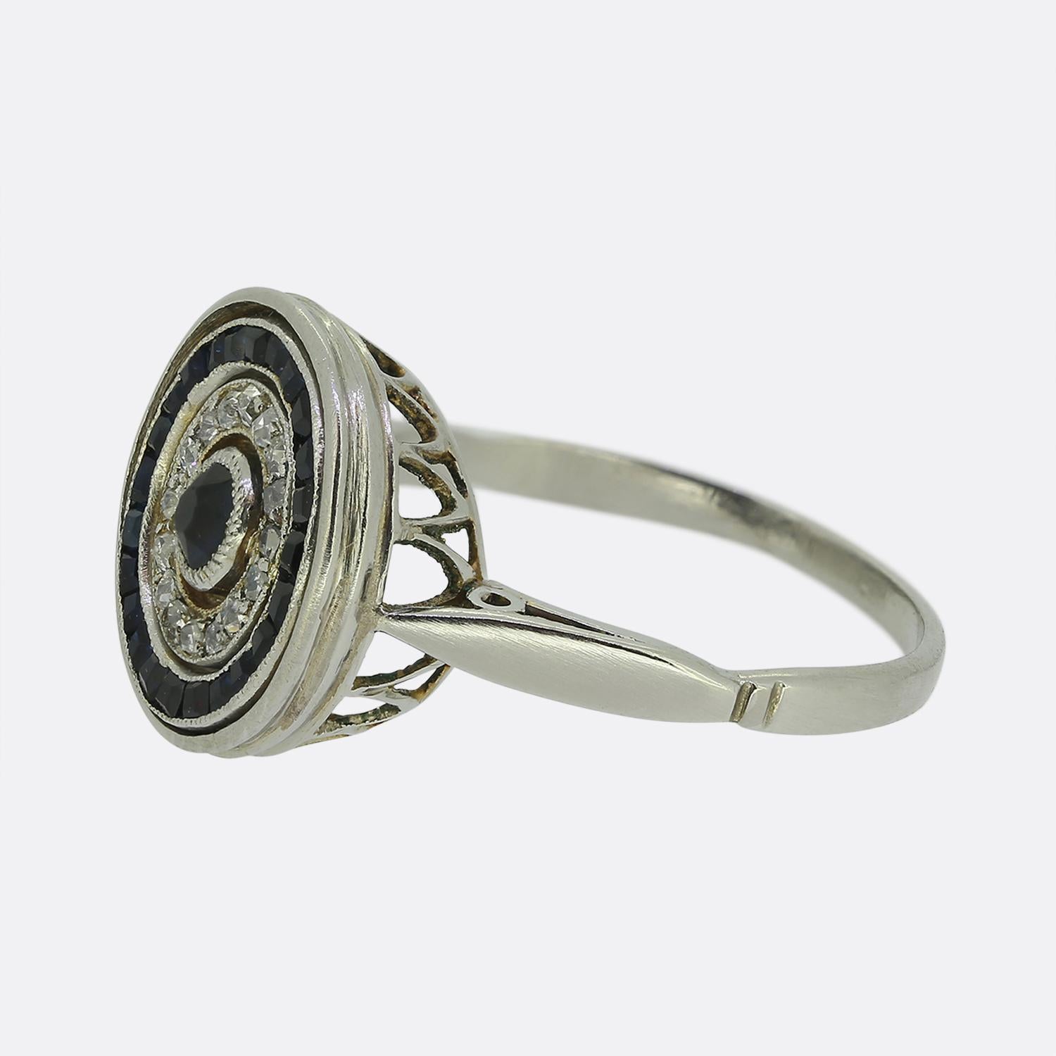 Si tratta di un pezzo senza tempo e giocoso, realizzato originariamente durante l'apice del movimento Art Deco. Il classico design del bersaglio, popolare durante il periodo, è stato elevato da un quadrante lavorato a mano. Un trio di raffinate