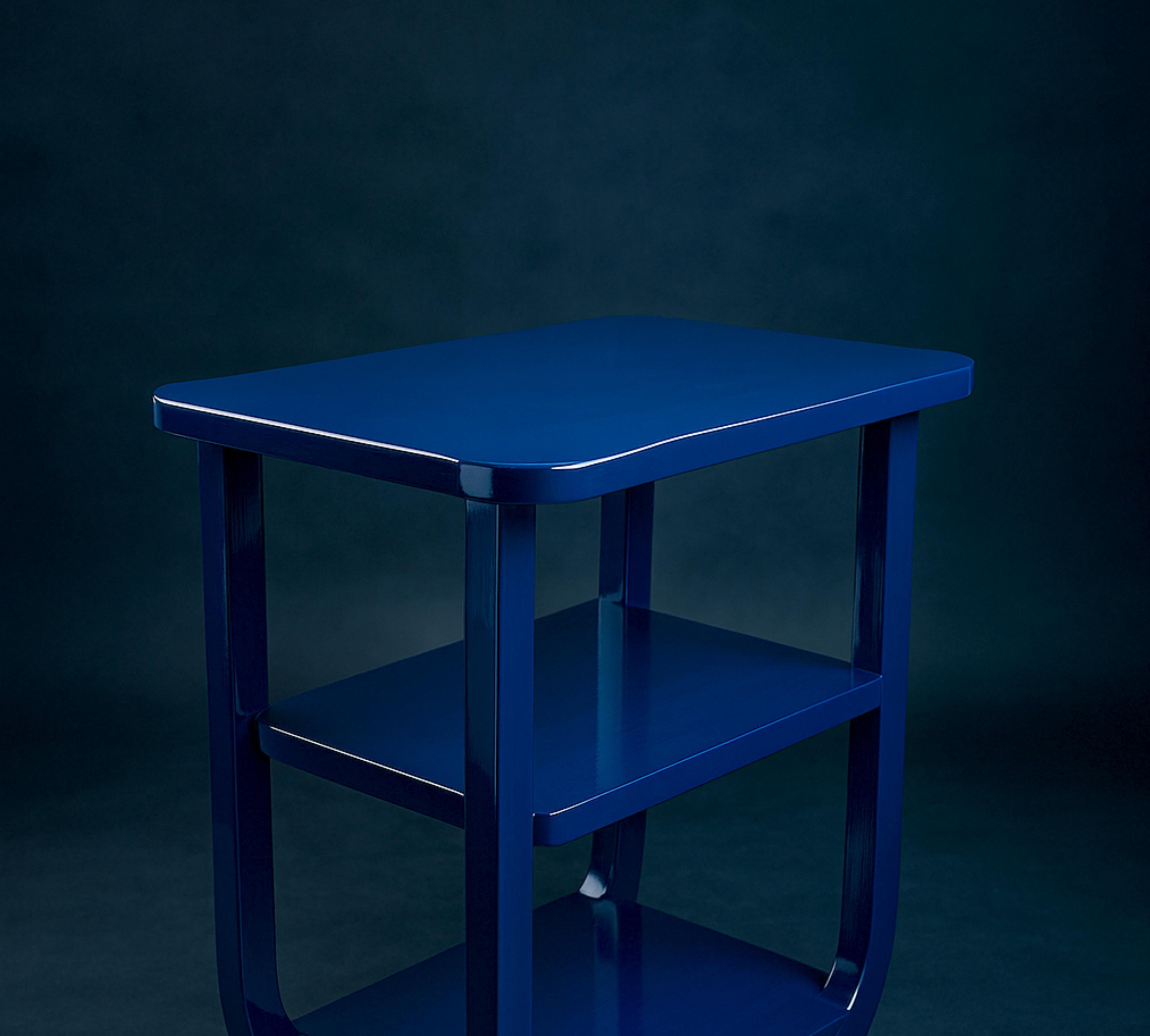 Mesita Art Decó del siglo XX, repintada en color Azul Zafiro. Diseño geométrico con un único cajón para almacenaje y una elegante base curvada.

Ten en cuenta que los colores de los artículos pueden variar según el tipo de iluminación y el tipo de