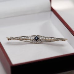 Brosche aus 14 Karat Gelbgold mit Saphiren und Diamanten im Art déco-Stil