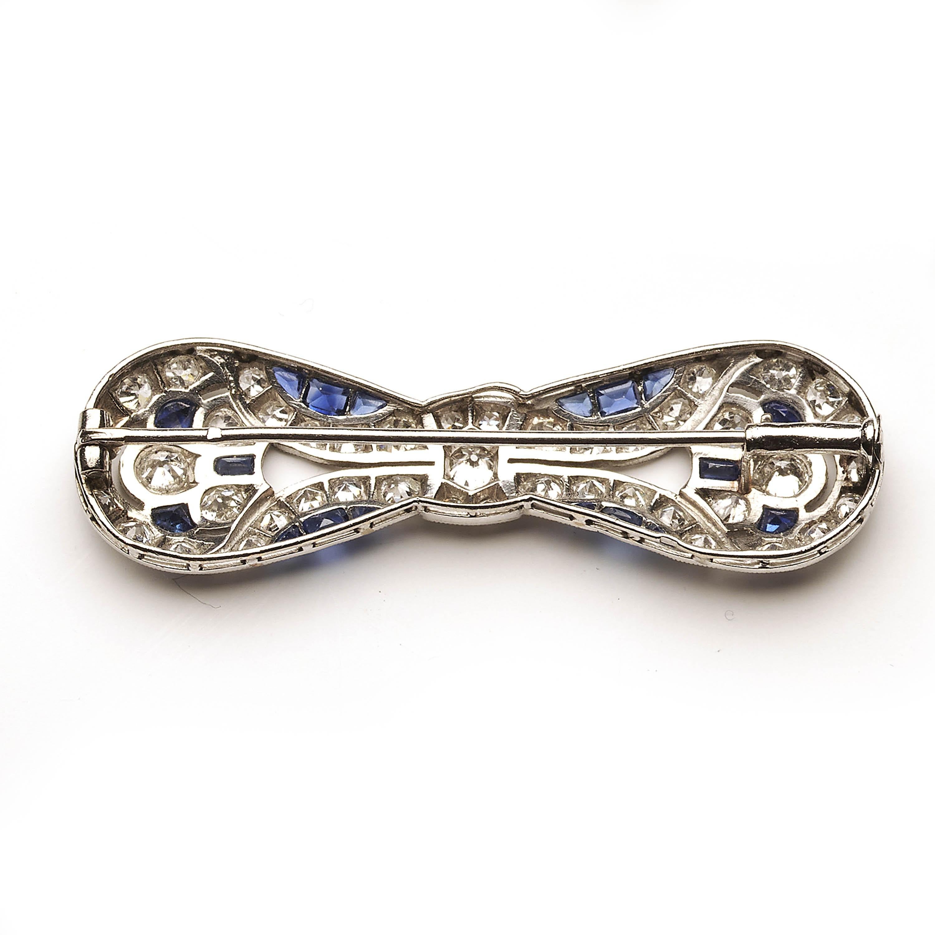 Bow-Brosche aus Platin mit Saphiren, Diamanten und Platin im Art déco-Stil, um 1930 (Einfacher Schliff) im Angebot