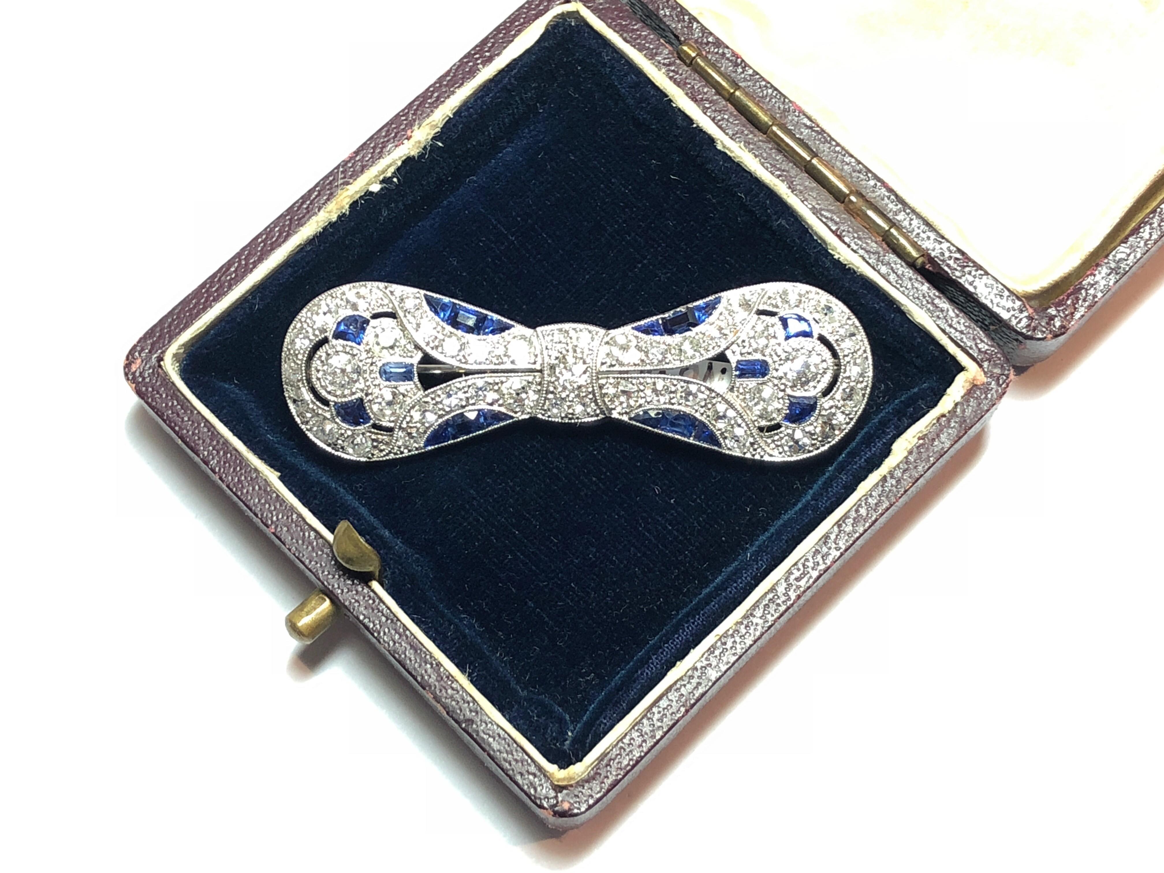 Art Deco Sapphire, Diamond And Platinum Bow Brooch, Circa 1930 In Good Condition For Sale In London, GB