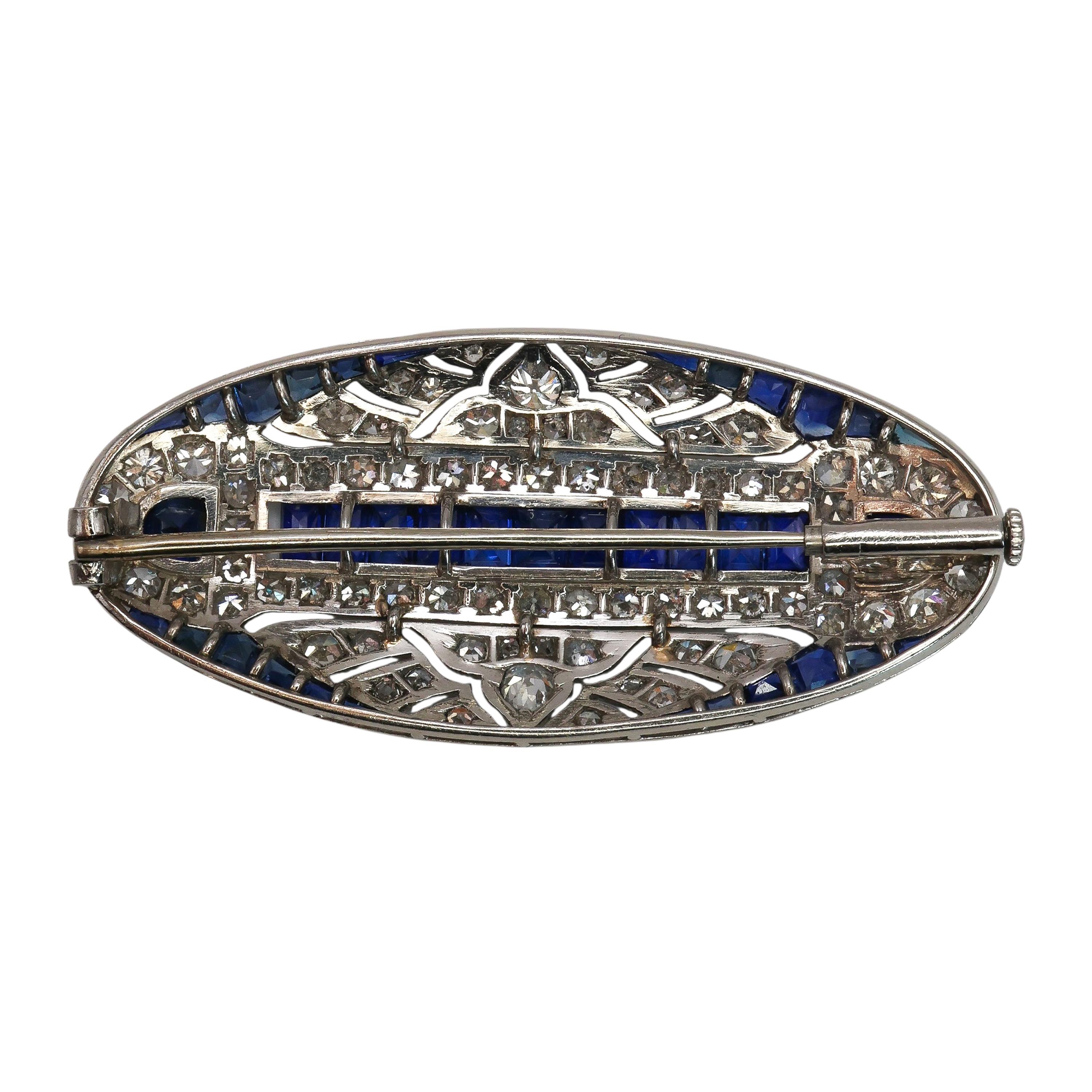 Taglio singolo Spilla Art Deco in zaffiro, diamanti e platino, CIRCA 1930 in vendita