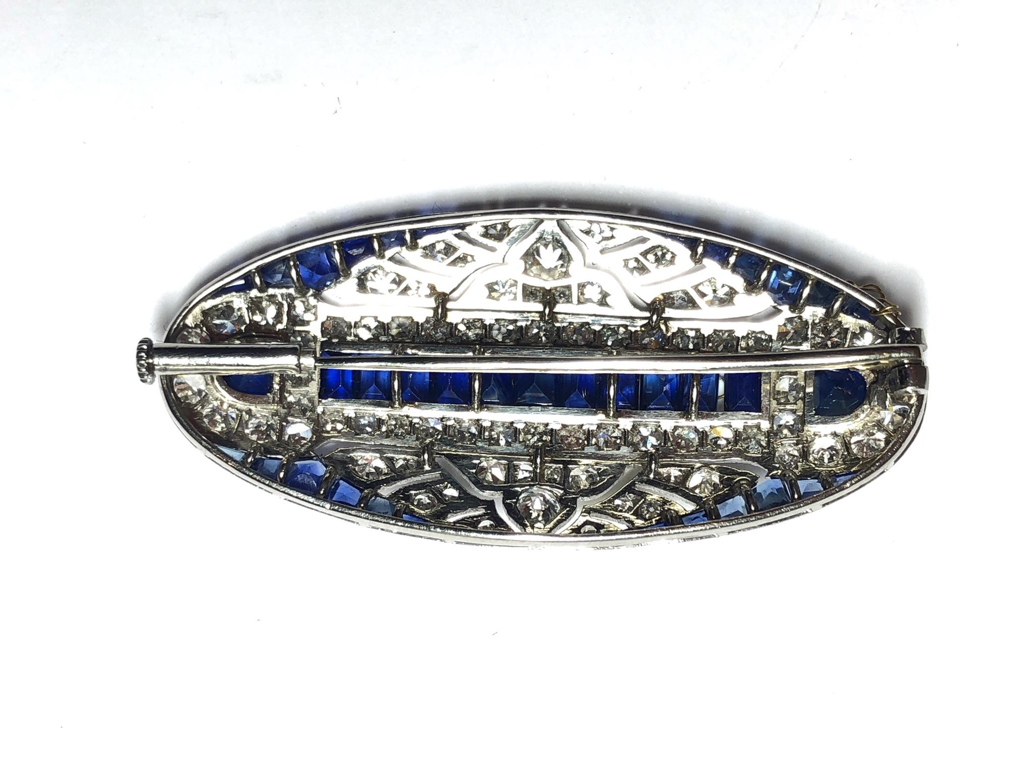 Spilla Art Deco in zaffiro, diamanti e platino, CIRCA 1930 In condizioni buone in vendita a London, GB