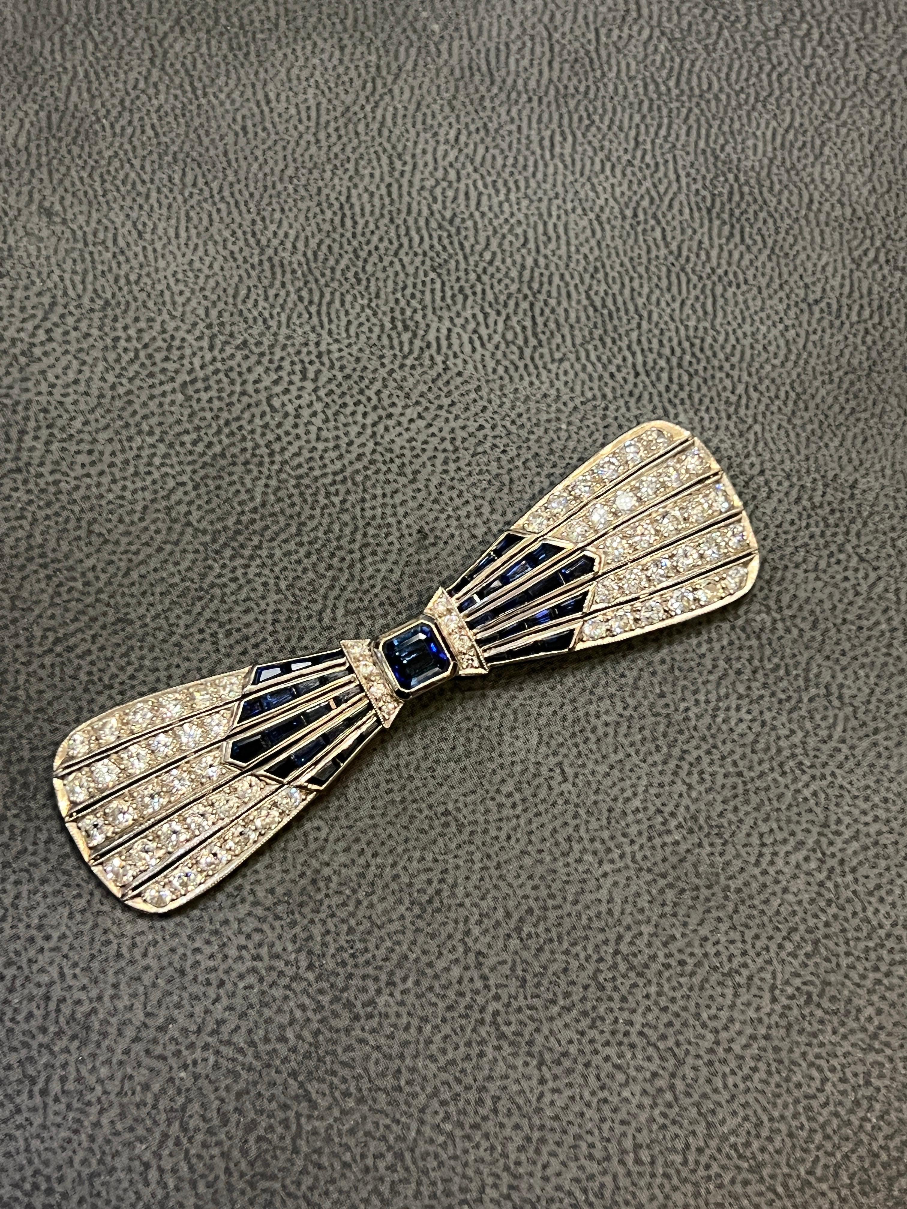 Taille Asscher Broche à nœud Art déco en saphir et diamant en vente