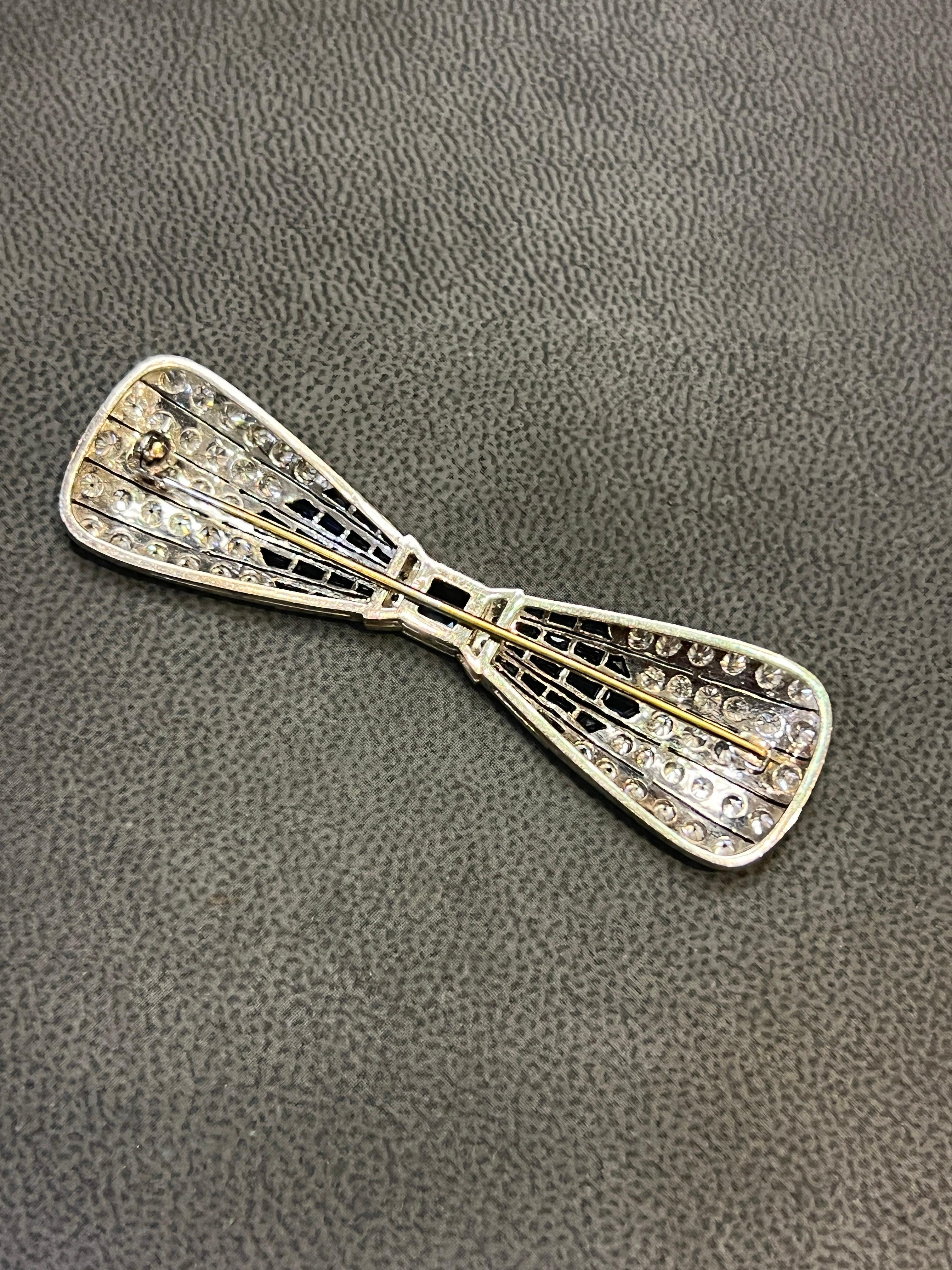Broche à nœud Art déco en saphir et diamant Excellent état - En vente à New York, NY