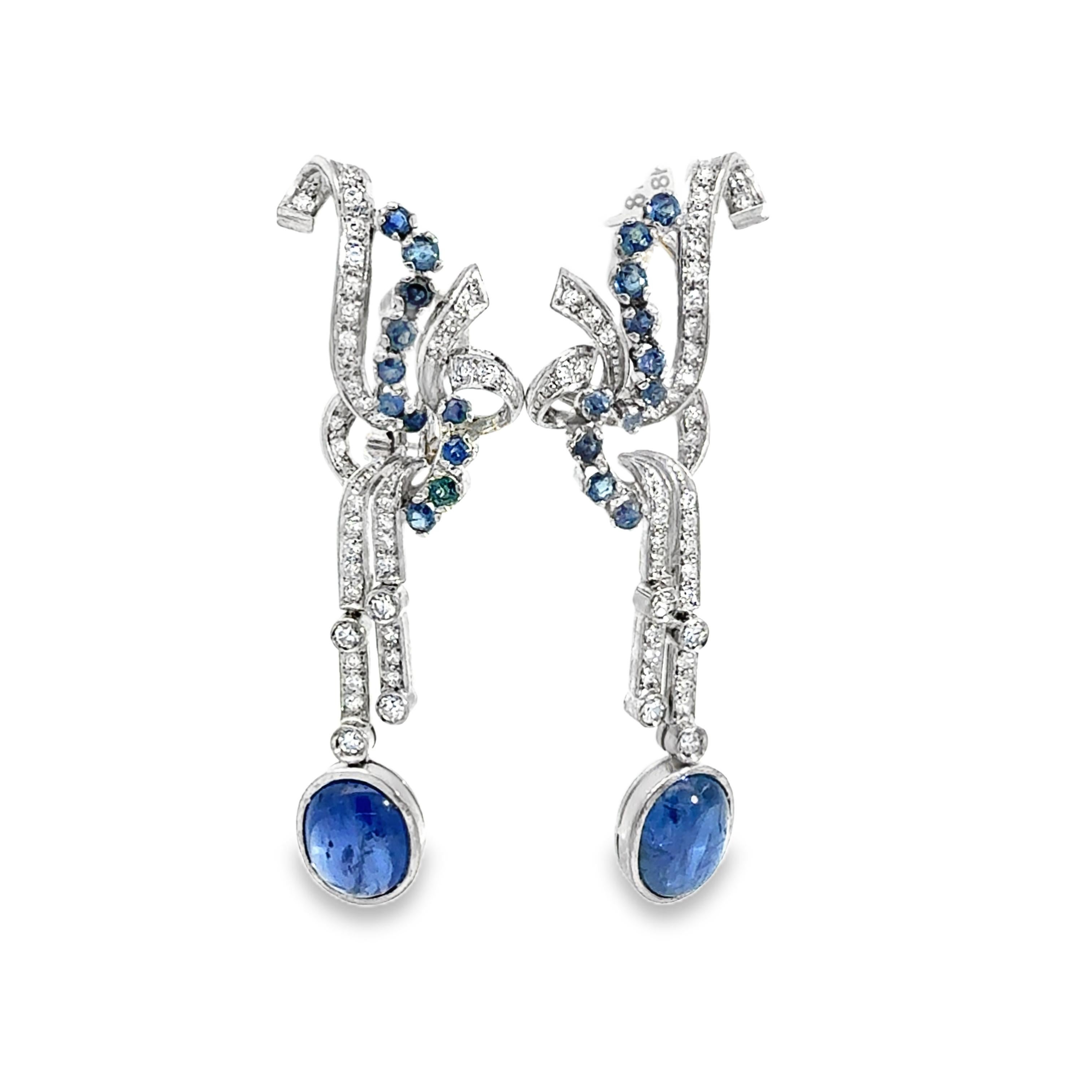 Exquises boucles d'oreilles chandelier Art déco en saphir et diamant en or blanc 18k. Avec ~10 carats de saphirs bleus royaux et de diamants éblouissants.

Ces boucles d'oreilles chandelier Art déco en saphir et diamant sont d'une rare élégance et