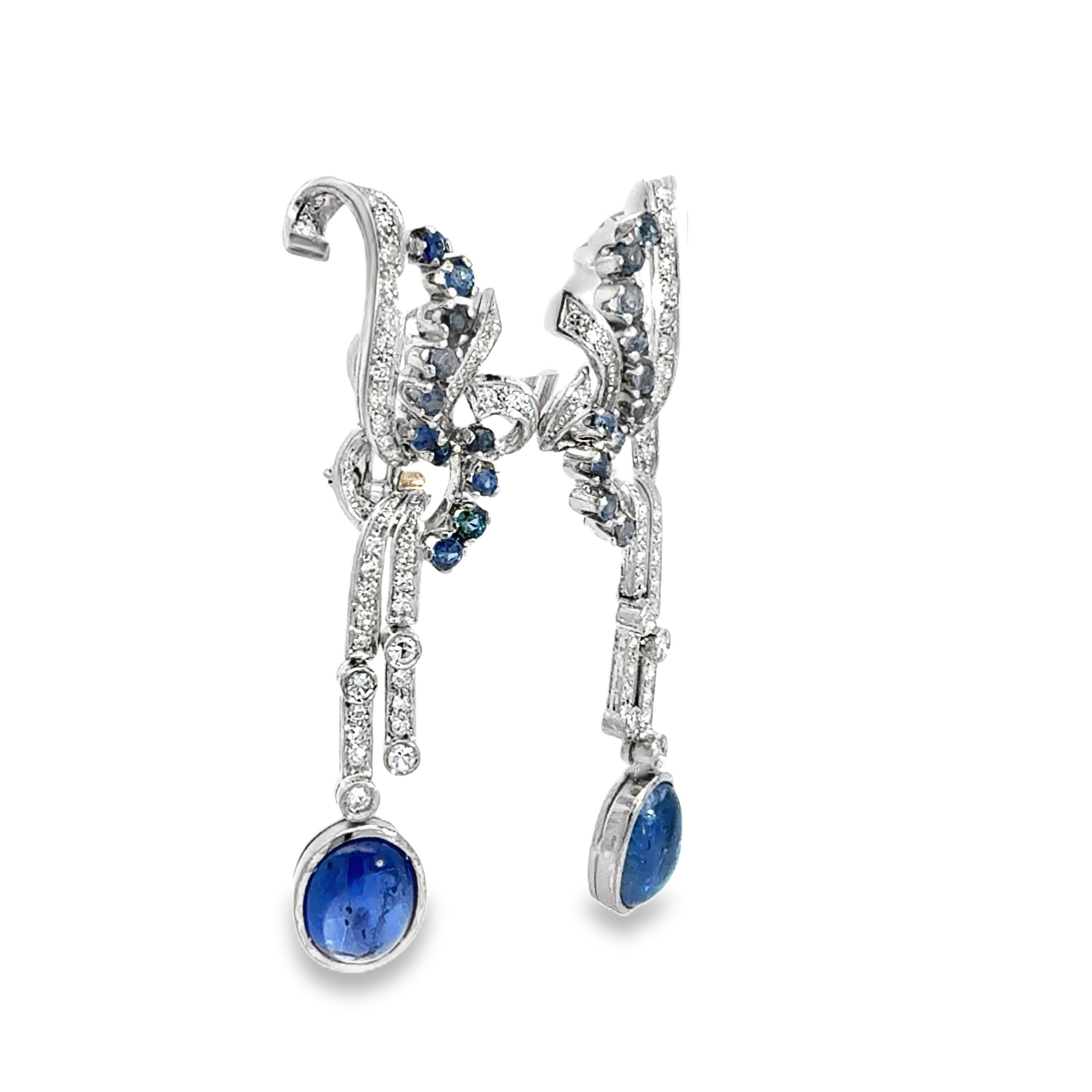 Taille cabochon Boucles d'oreilles chandelier Art Déco en saphir et diamant, or blanc 18 carats en vente