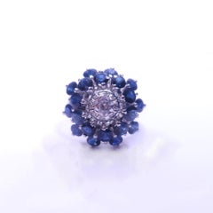 Anello Art Deco con zaffiro e diamante a grappolo in oro bianco 18 carati