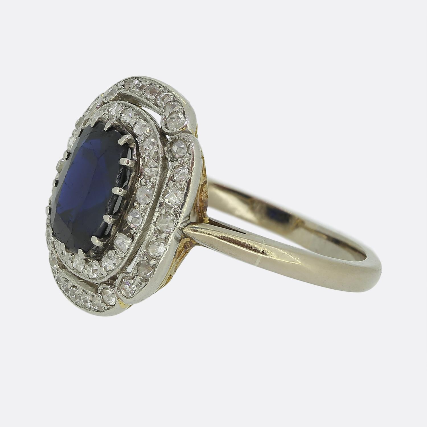 Qui abbiamo uno splendido anello con zaffiro e diamante risalente agli anni '20. Lo zaffiro ha una tonalità scura che viene valorizzata dallo scintillio bianco dei diamanti taglio vecchio che lo circondano. L'anello è realizzato in oro bianco 18ct