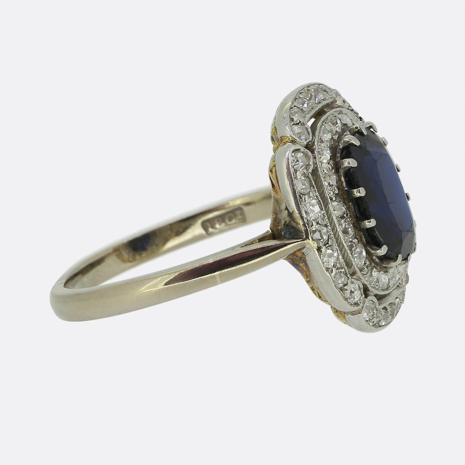 Taglio cuscino Anello Art Deco con zaffiro e diamante a doppio alone in vendita