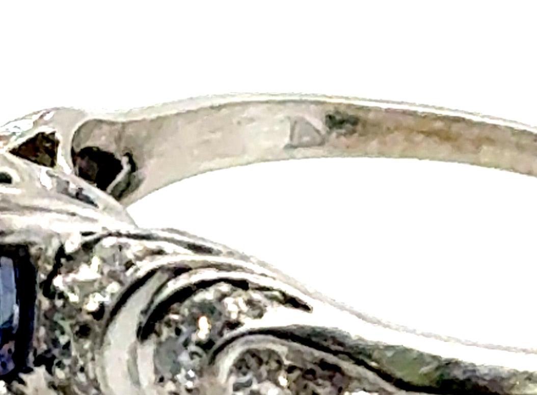 Taglio rotondo Anello di fidanzamento Art Deco con zaffiro e diamante da 1,25 carati Originale del 1930 Dinhofer Bros A in vendita