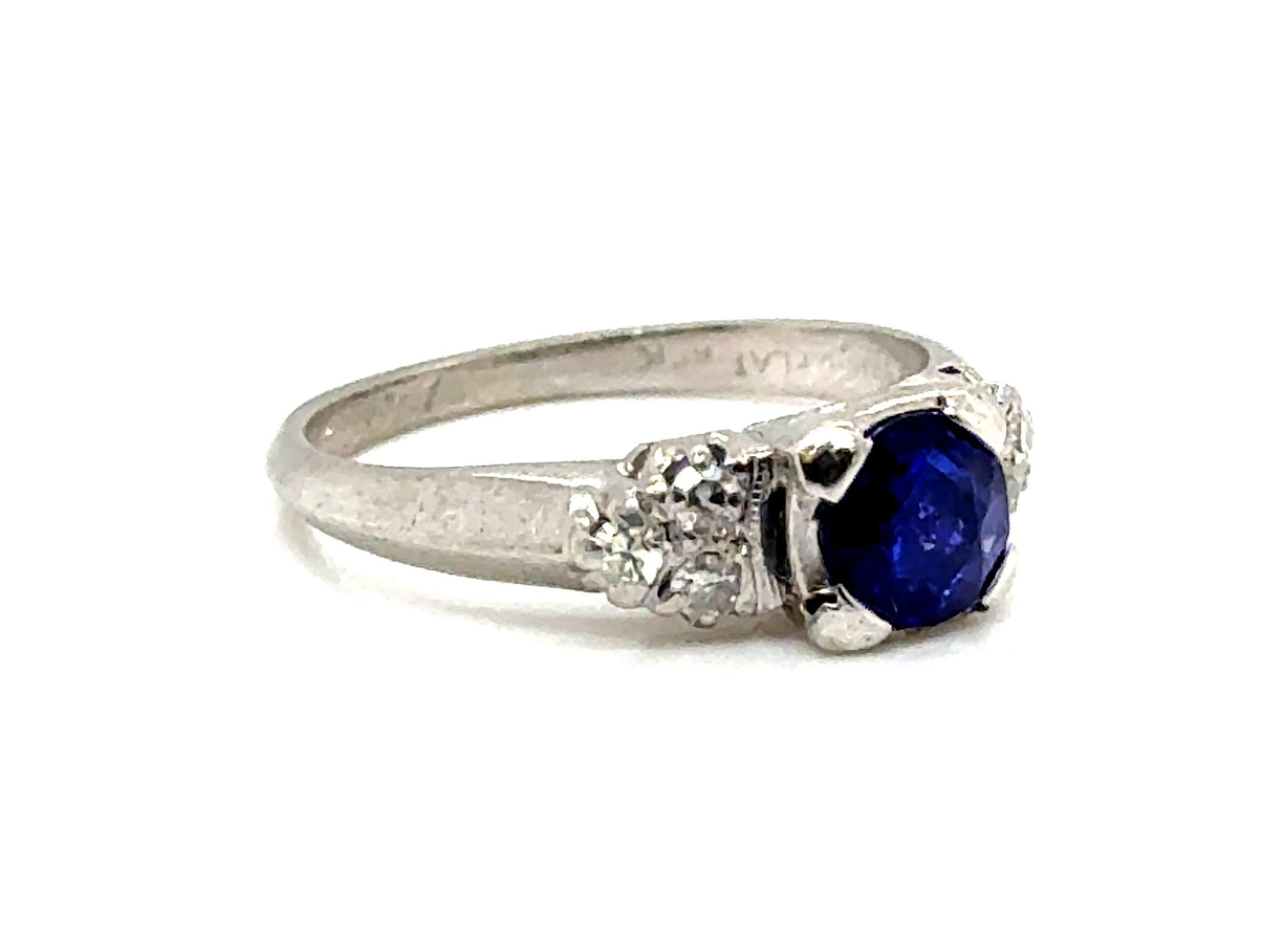 Autentico anello originale in stile Art Deco antico del 1945 con zaffiro e diamante da 72ct in platino vintage


Al centro c'è un autentico zaffiro tondo blu naturale da 60 ct.

Marchio KSK per Kritzer, Stern, & Klein inc.

90% Platino e 10% Iridio.