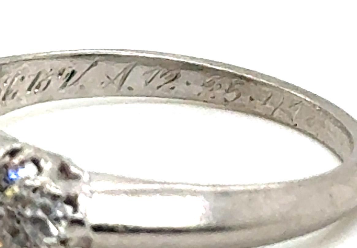 Taglio rotondo Anello di fidanzamento Art Deco con zaffiro e diamante da .72ct in platino antico KSK 1947 in vendita