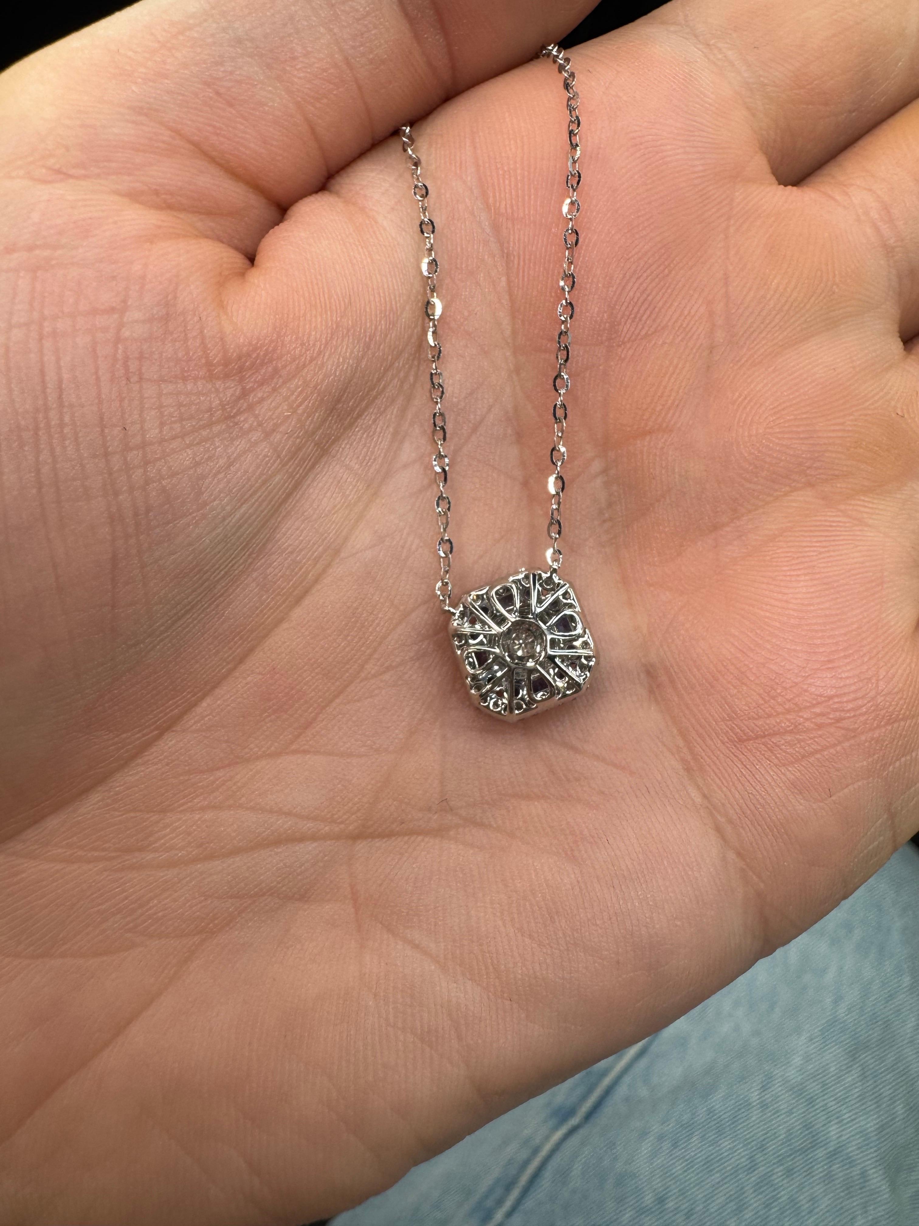 Art Deco Saphir Diamant Halo Anhänger Halskette 0,65 Karat 18 Karat Weißgold im Zustand „Neu“ im Angebot in New York, NY