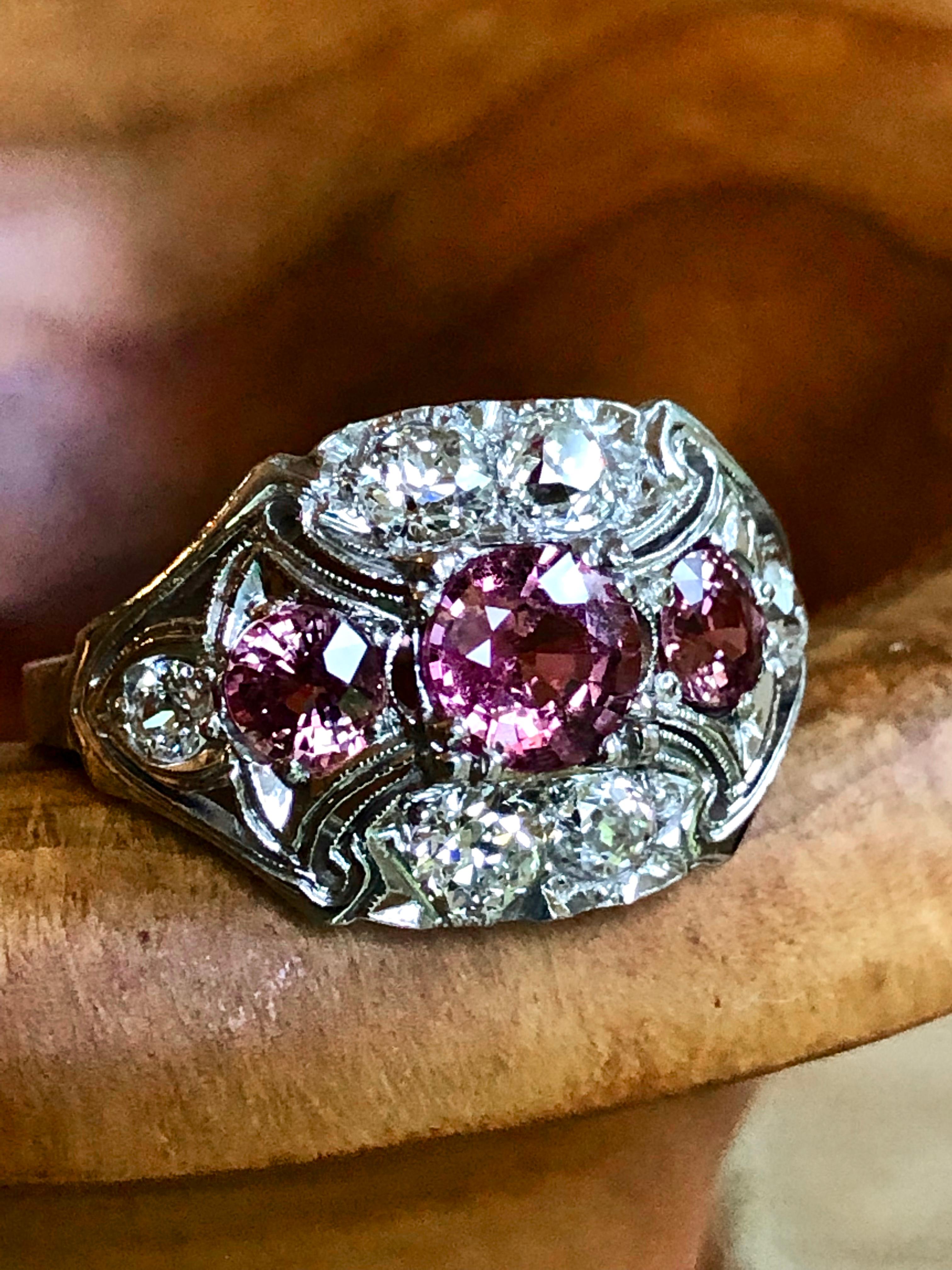 Superbe bague ancienne Art Deco saphir diamant palladium
Magnifique travail et artisanat avec des détails exquis dans toute la galerie ! unique en son genre. Elle contient trois saphirs naturels d'environ 2,20 ct et une bague à grappes de diamants