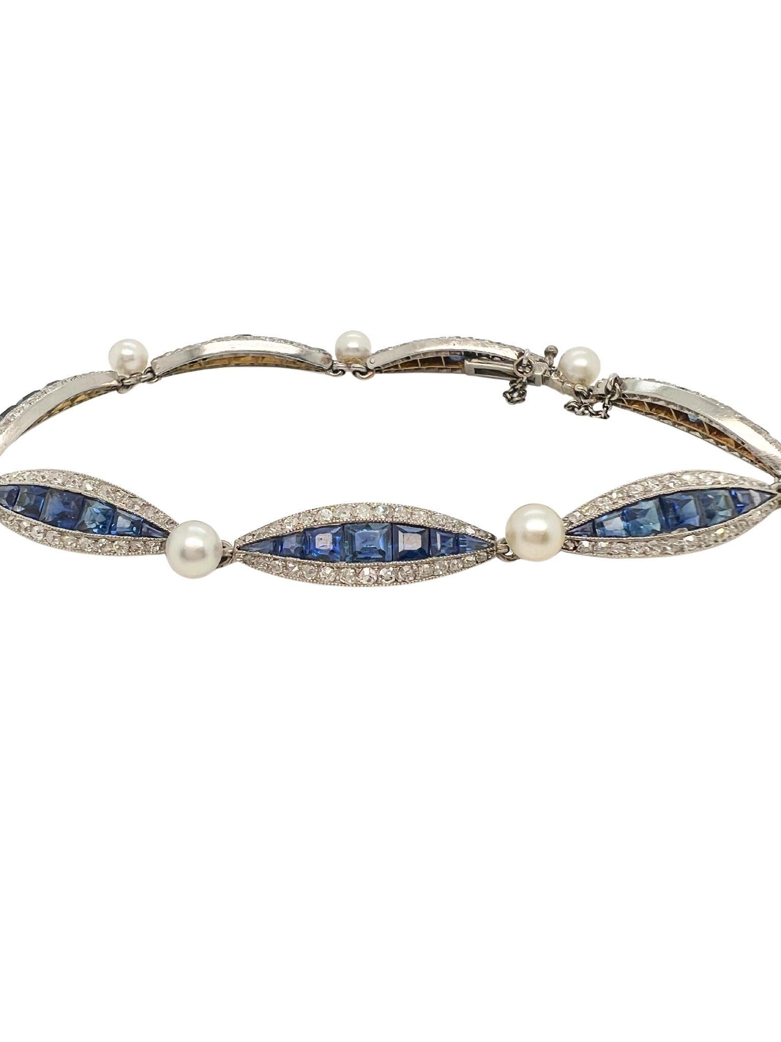 Bracciale Art Deco con zaffiro, diamante, perla, platino e oro, circa 1920

Dettagli:
La serie di pannelli a forma di navette con zaffiri taglio calibro incastonati in bordi di diamanti taglio vecchio, alternati a perle, in platino e oro.
Lunghezza: