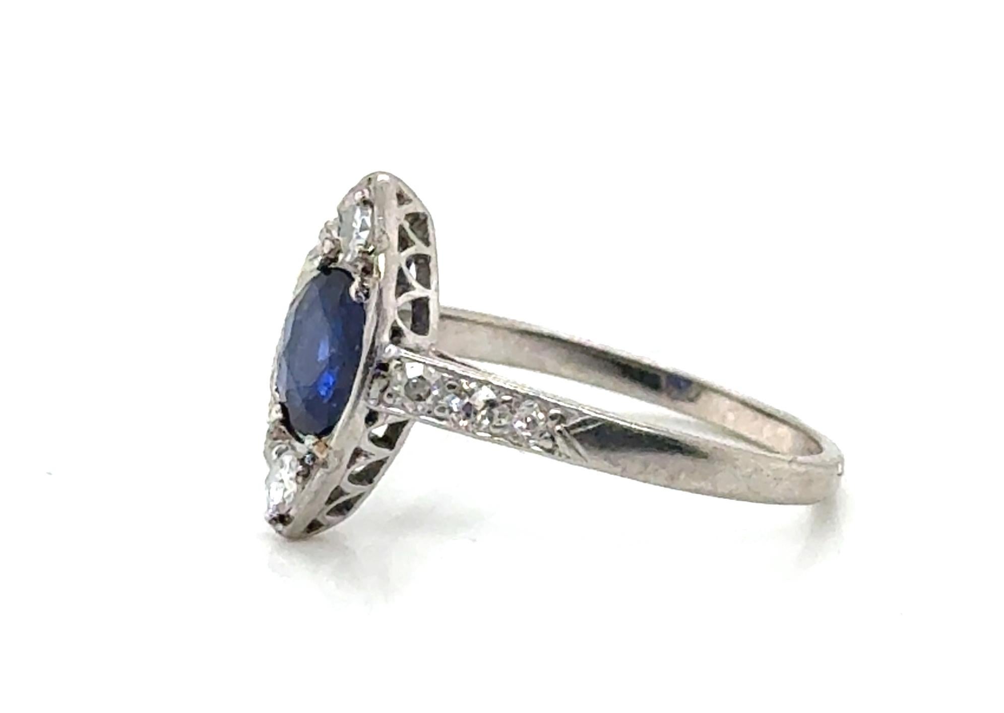 Vero e proprio anello originale in stile Art Deco antico degli anni '20 con zaffiro e diamante 1ct in platino vintage


Al centro c'è un autentico zaffiro tondo blu naturale da 80 ct.

Accentuato da autentici diamanti laterali a taglio singolo,