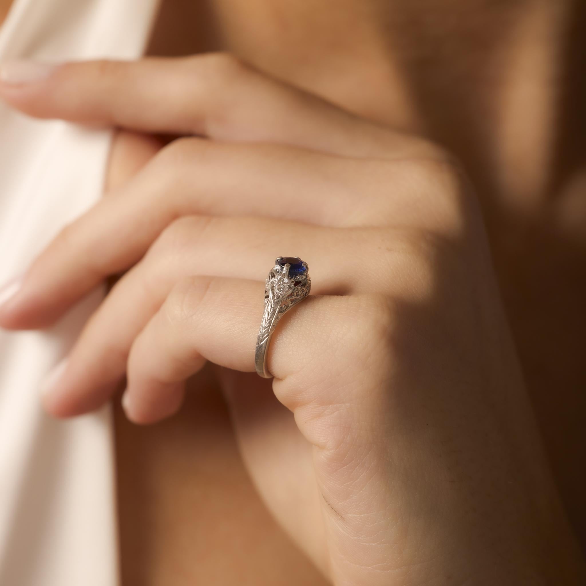 Taille brillant Art Deco sapphire diamond platinum engagement ring en vente