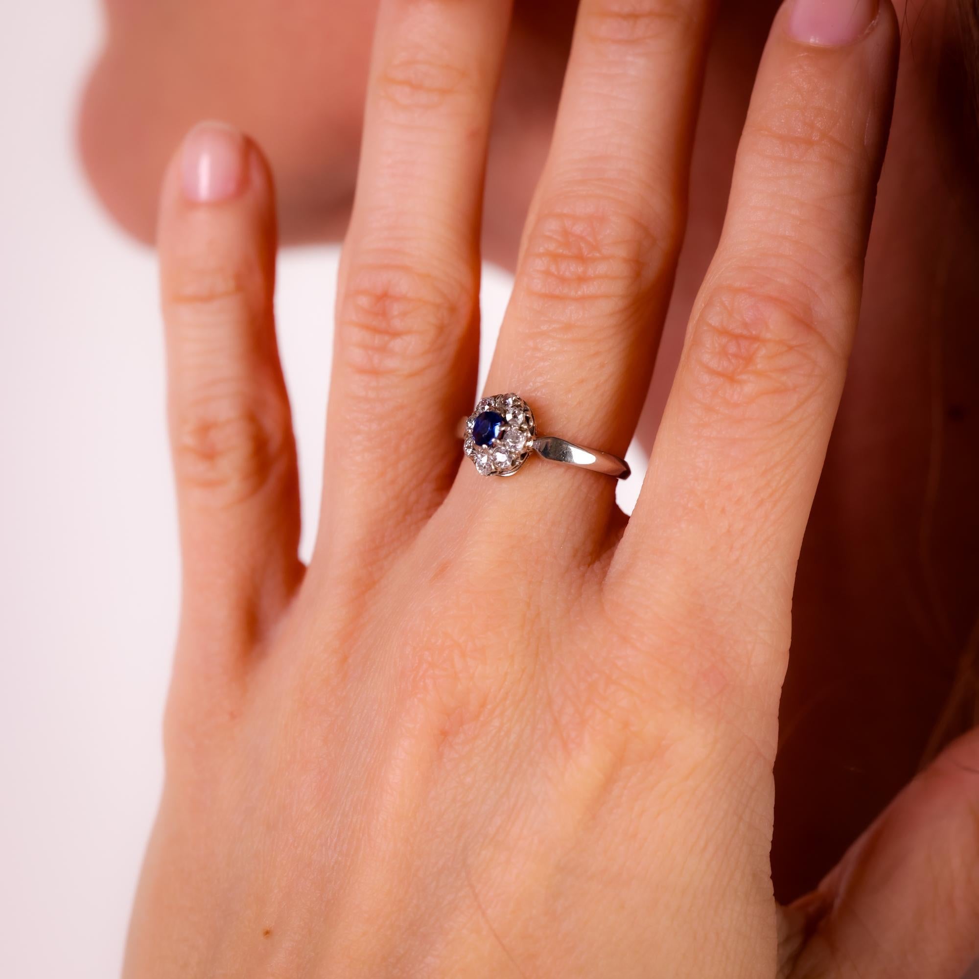 Art Deco sapphire diamond platinum halo ring In Excellent Condition For Sale In Beverly Hills, CA