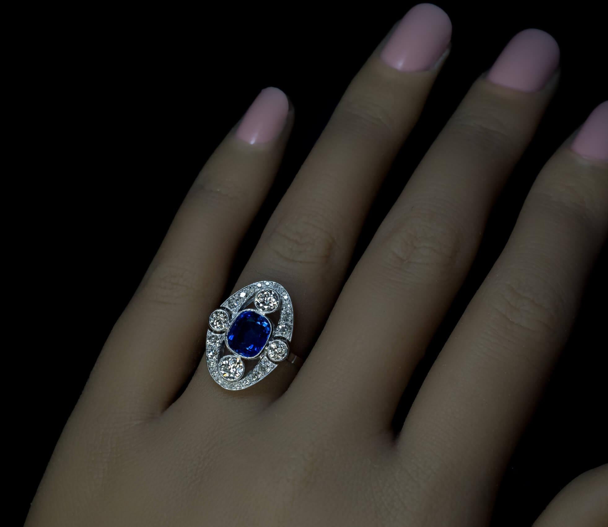Platin-Ring mit Saphiren und Diamanten im Art déco-Stil im Zustand „Hervorragend“ in Chicago, IL