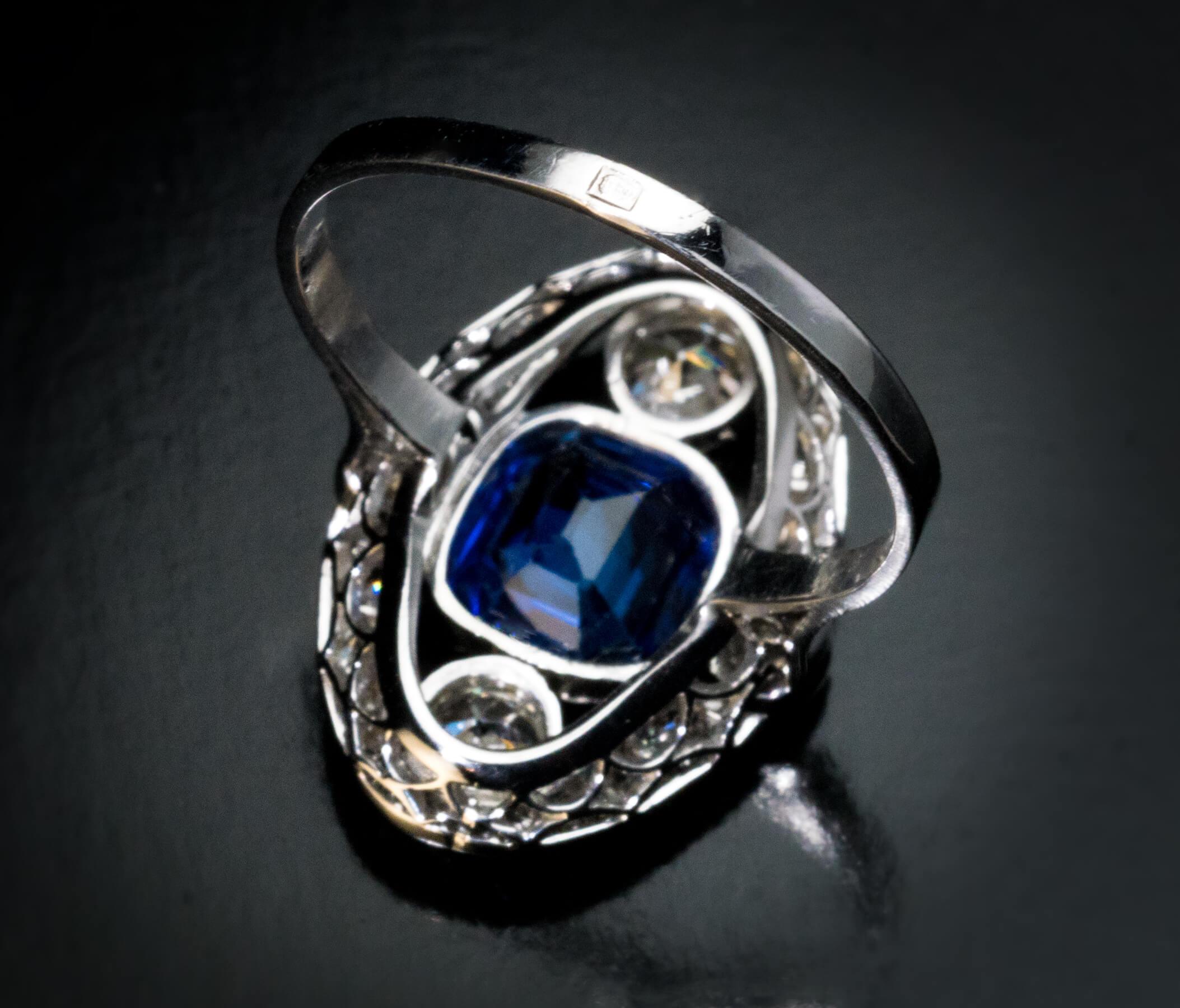 Platin-Ring mit Saphiren und Diamanten im Art déco-Stil 1