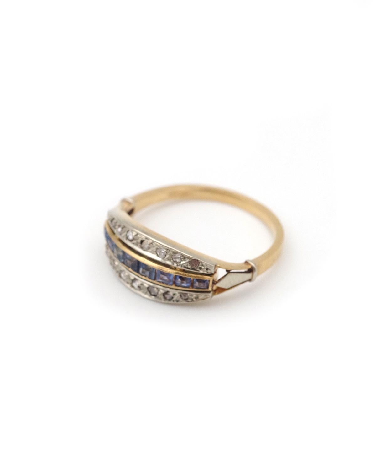 Bague Art déco saphir diamant avec saphirs et diamants en or 18 carats et platine. Bague ancienne d'époque Art déco ornée d'une rangée de saphirs naturels calibrés, encadrée de deux rangées de diamants taillés en rose. Bague ancienne, circa 1930,