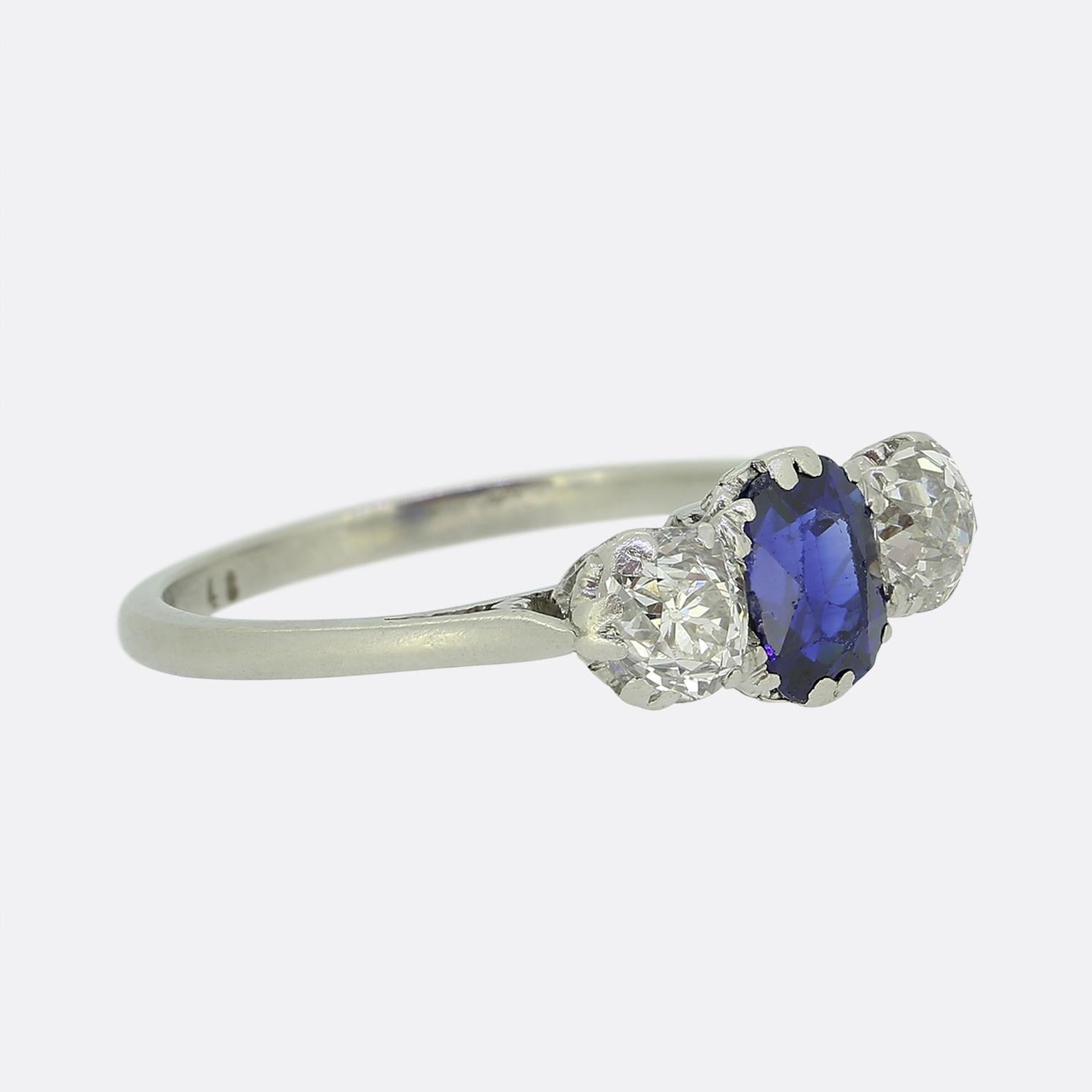 Taille ovale Art Deco Sapphire Diamond Three Stone Ring (bague à trois pierres en saphir) en vente