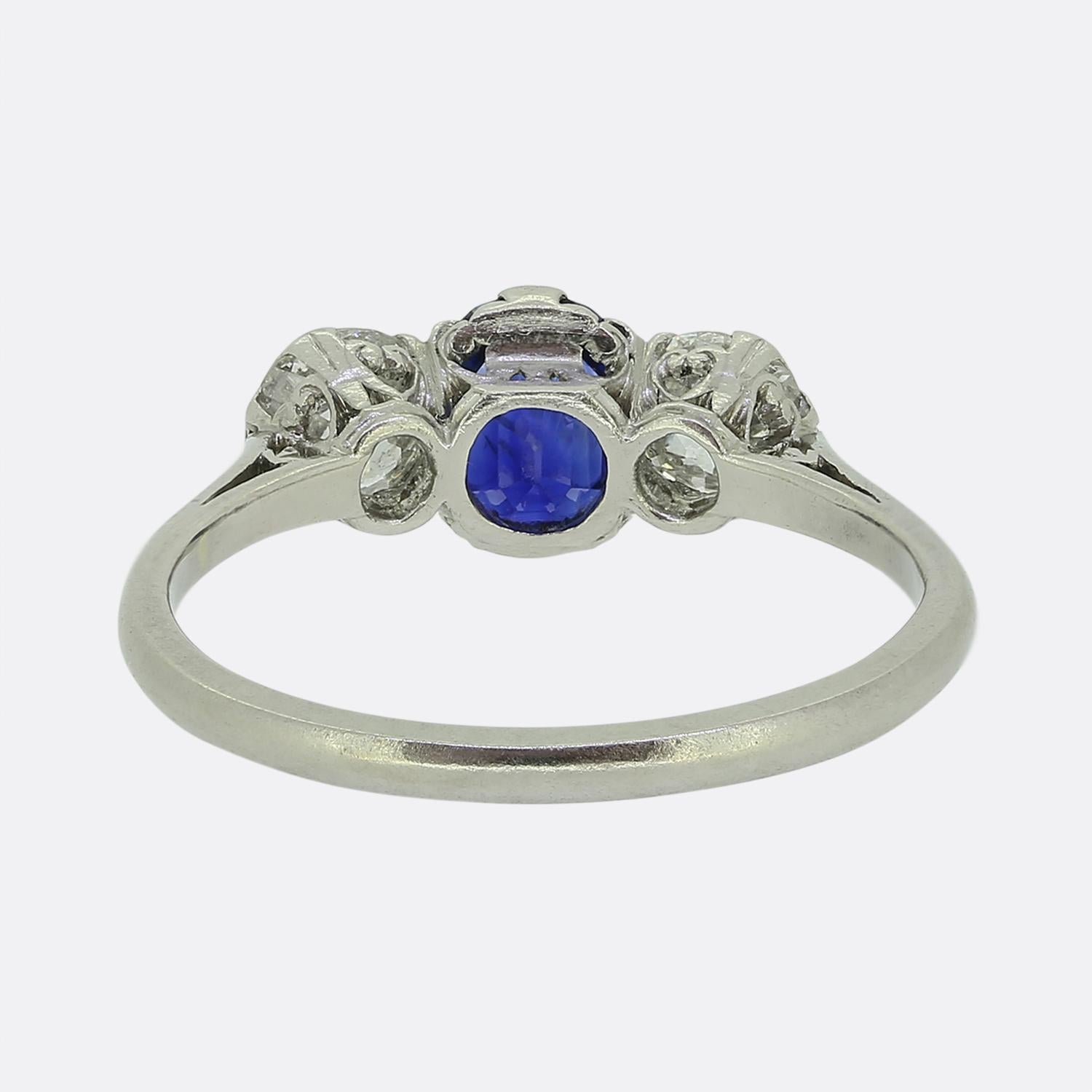 Art Deco Sapphire Diamond Three Stone Ring (bague à trois pierres en saphir) Bon état - En vente à London, GB