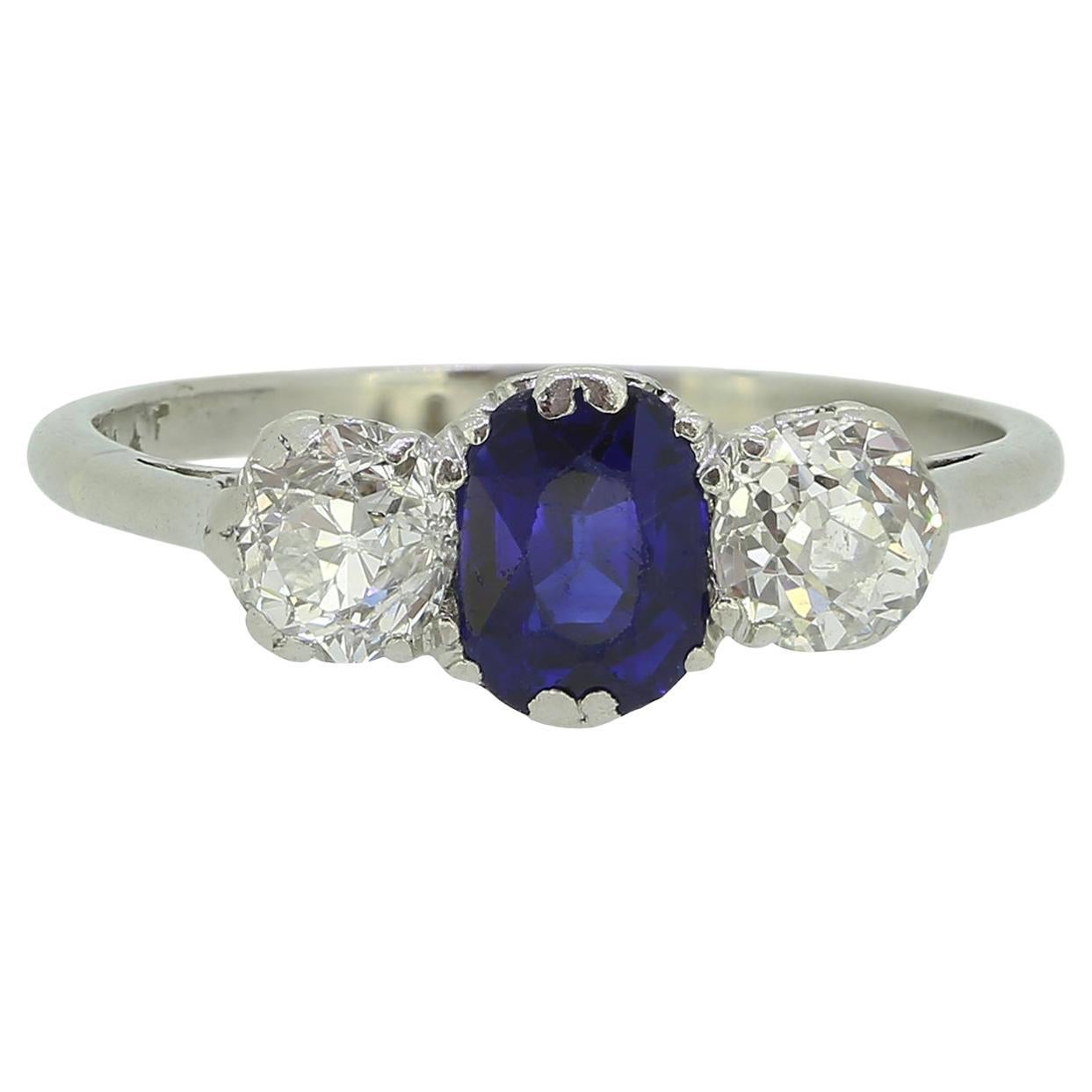 Anello a tre pietre con zaffiro e diamante in stile Art Deco