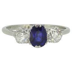 Anello a tre pietre con zaffiro e diamante in stile Art Deco