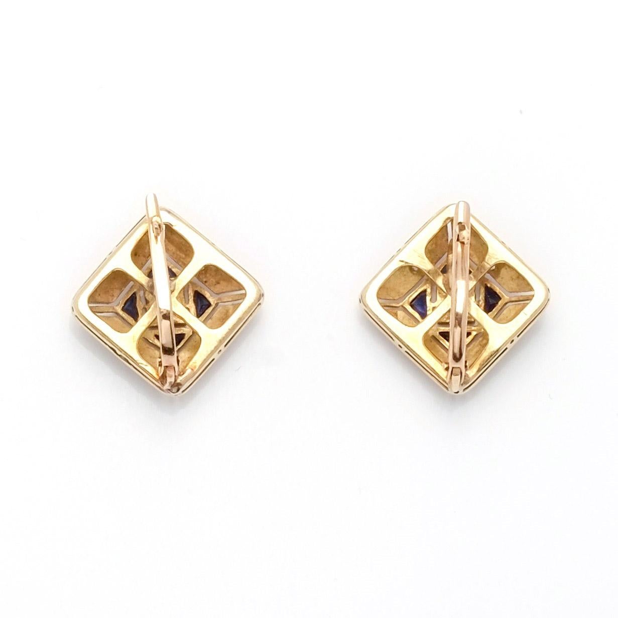 Questi orecchini sono incastonati in platino e oro con zaffiri e diamanti naturali. Un design inconfondibile degli anni '30 che, grazie alle dimensioni e alla chiusura, è molto portatile e comodo da indossare ogni giorno.

Punti salienti
- 1930's
-