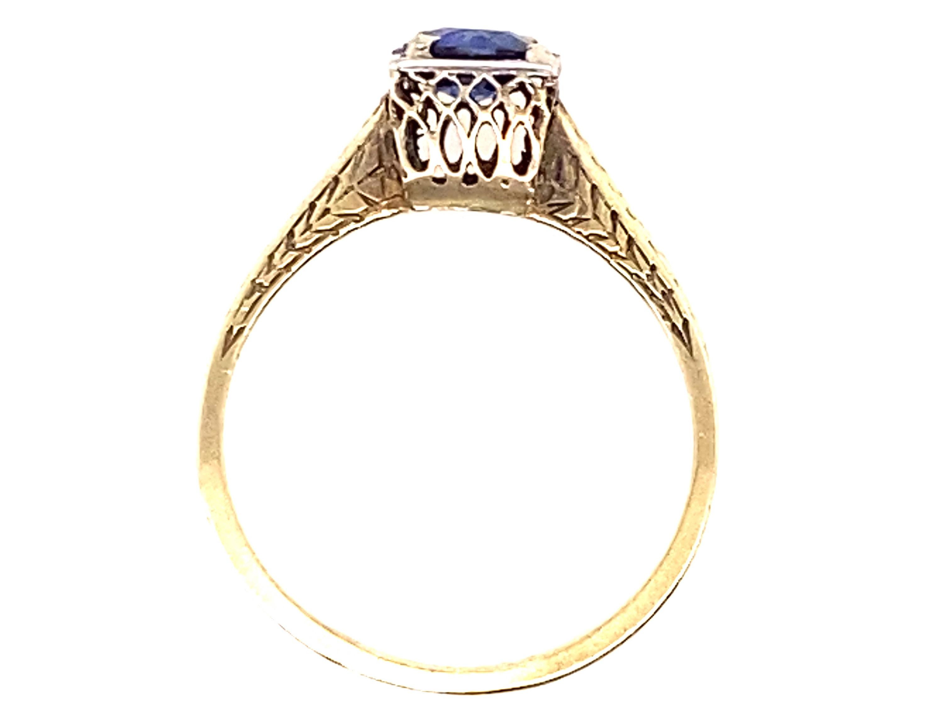 Echte Original-Antike aus den 1920er-1930er Jahren Saphir Verlobungsring .65ct 14K Gelbgold Art Deco 


Mit einem wunderschönen natürlichen blauen Saphir im Rundschliff

100% natürlicher Saphir

Wunderschön gemusterte Filigranarbeit auf jeder