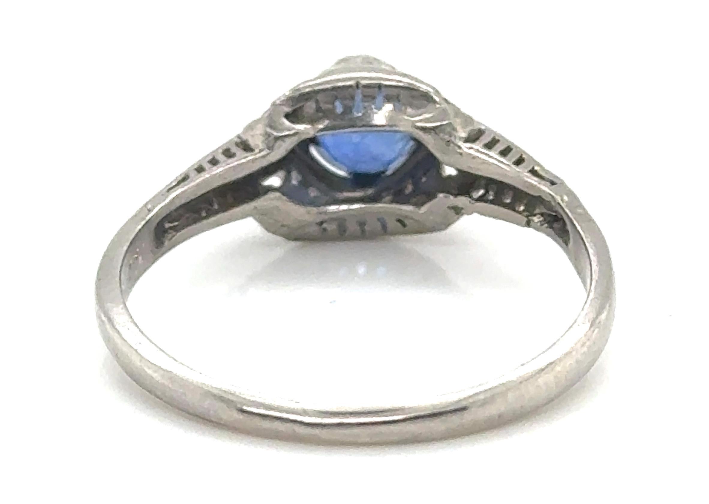 Taglio rotondo Anello di fidanzamento con zaffiro Art Deco da 0,70 carati Solitario in platino Antico Originale 1920 in vendita