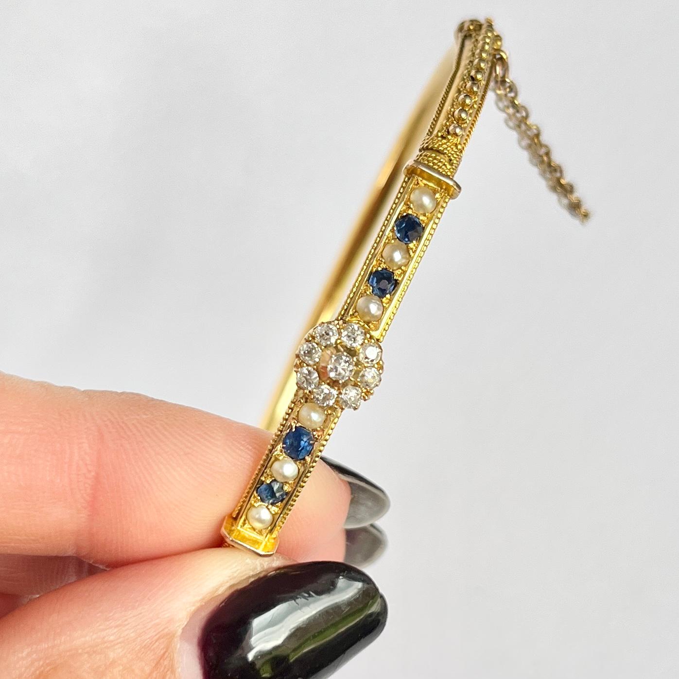 Taille ronde Bracelet jonc Art déco en or 18 carats avec saphirs, perles et diamants en vente