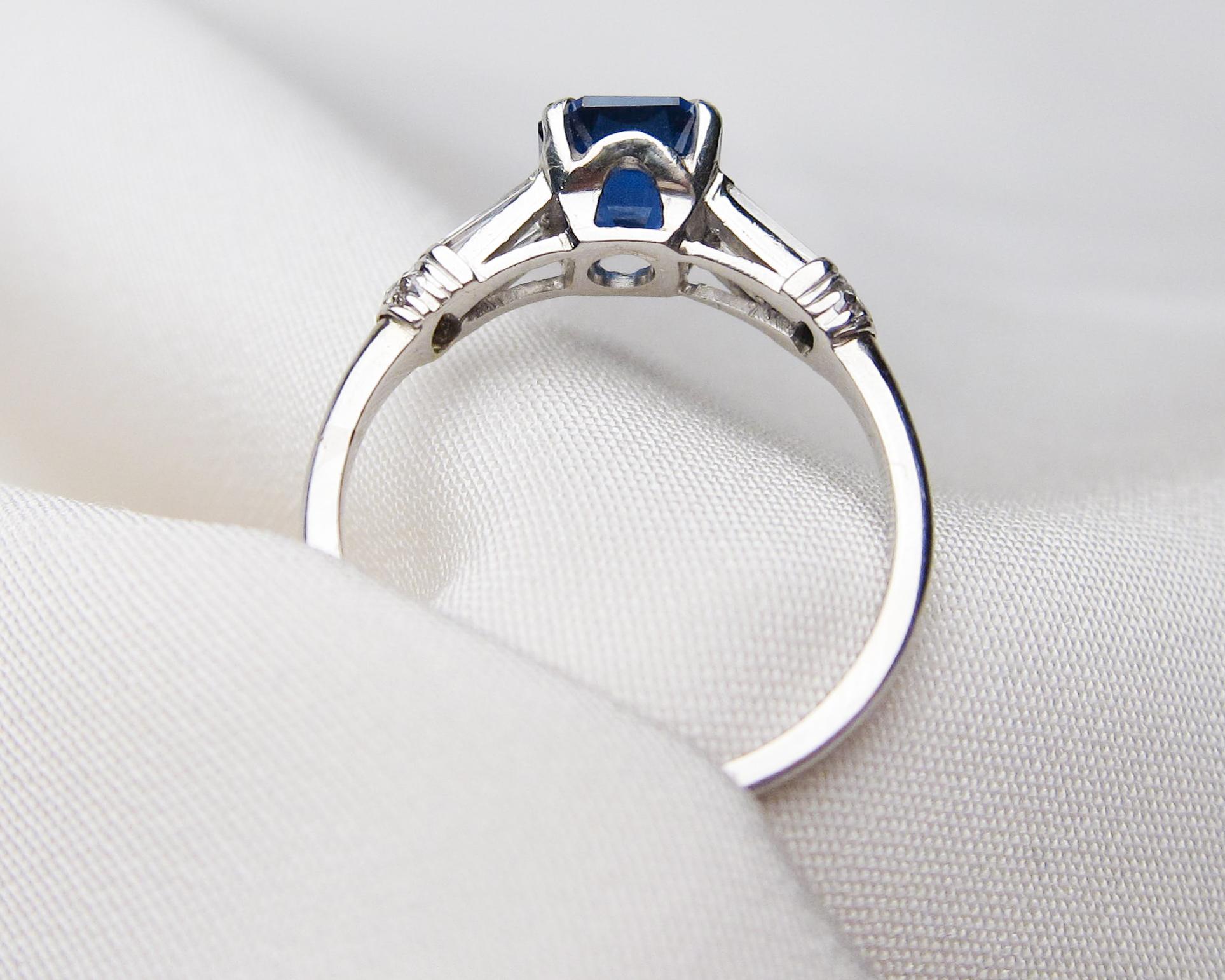Art Deco Sapphire Platinum Ring with Baguette Diamond Accents For Sale 1