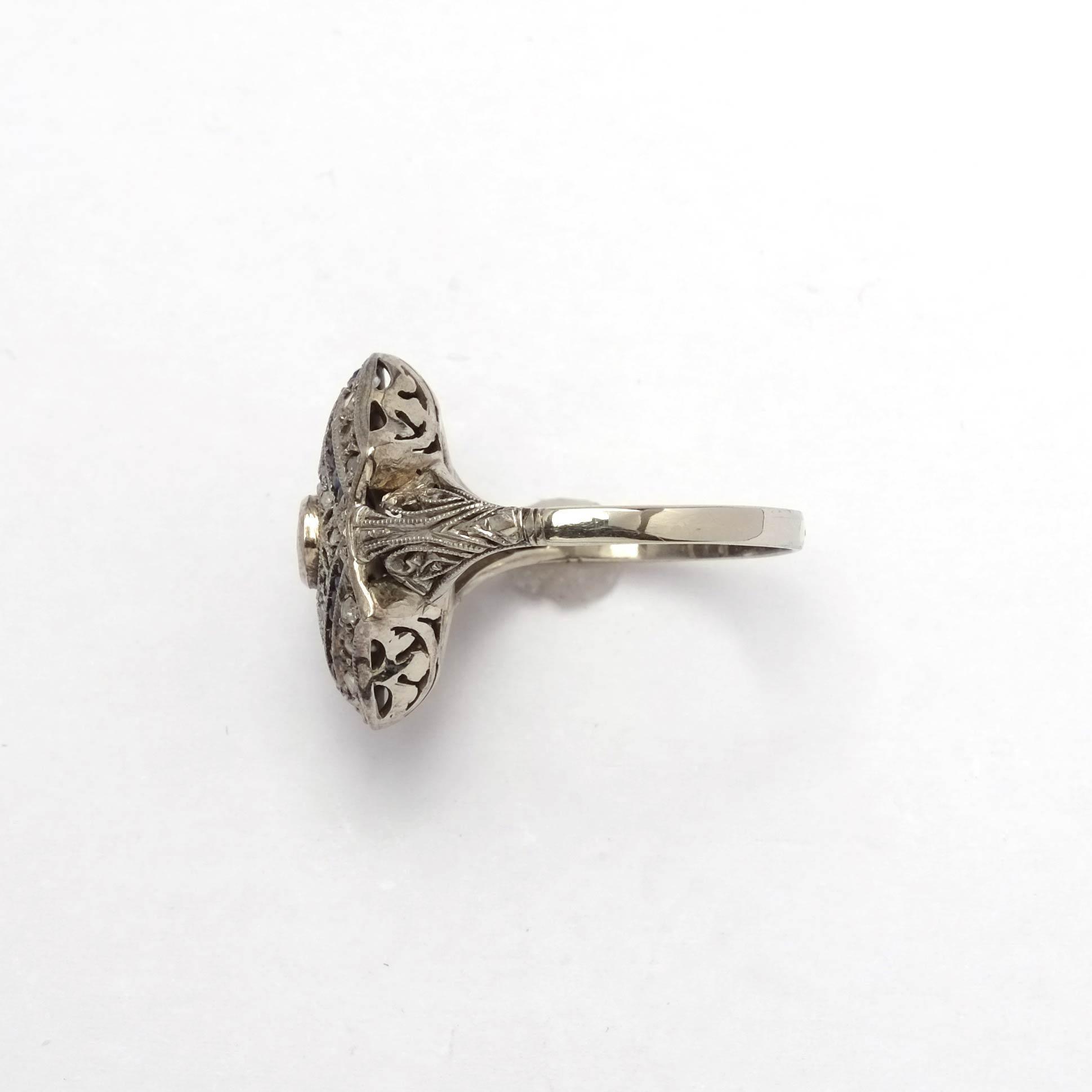 Art Deco Saphir Rhomboid Ring (Rundschliff) im Angebot