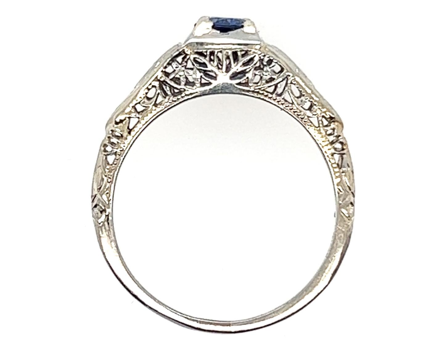 Echtes Original Art Deco Antike aus den 1930er Jahren Vintage Saphir Ring .56ct Runde 18K Weißgold 


Mit einem dunkelblauen .56 Karat echten natürlichen runden Saphir Zentrum

Handgravierte Blumen und Blätter 

Perfekte Alternative