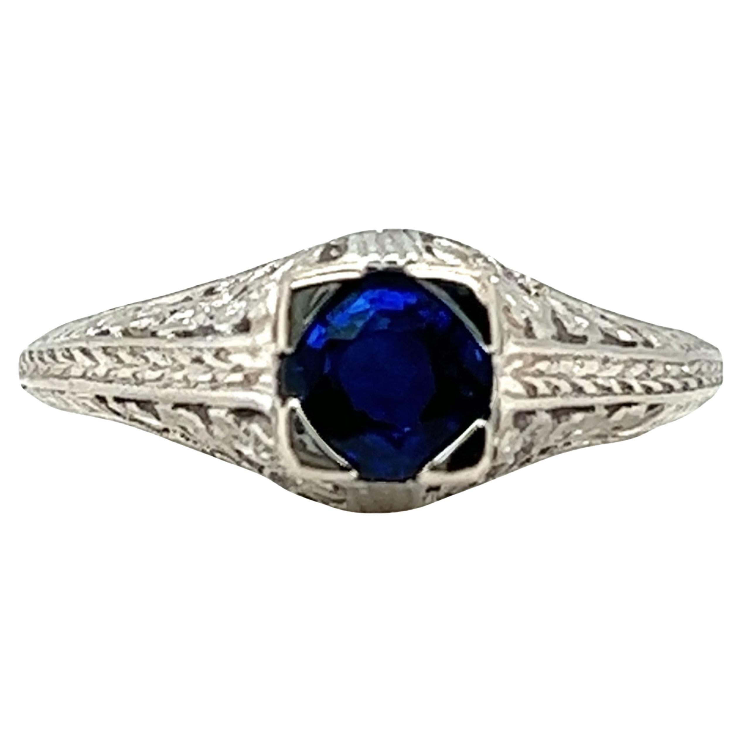 Anello Art Deco con zaffiro da 0,65 ct rotondo originale degli anni 
30 Fiori antichi in platino in vendita